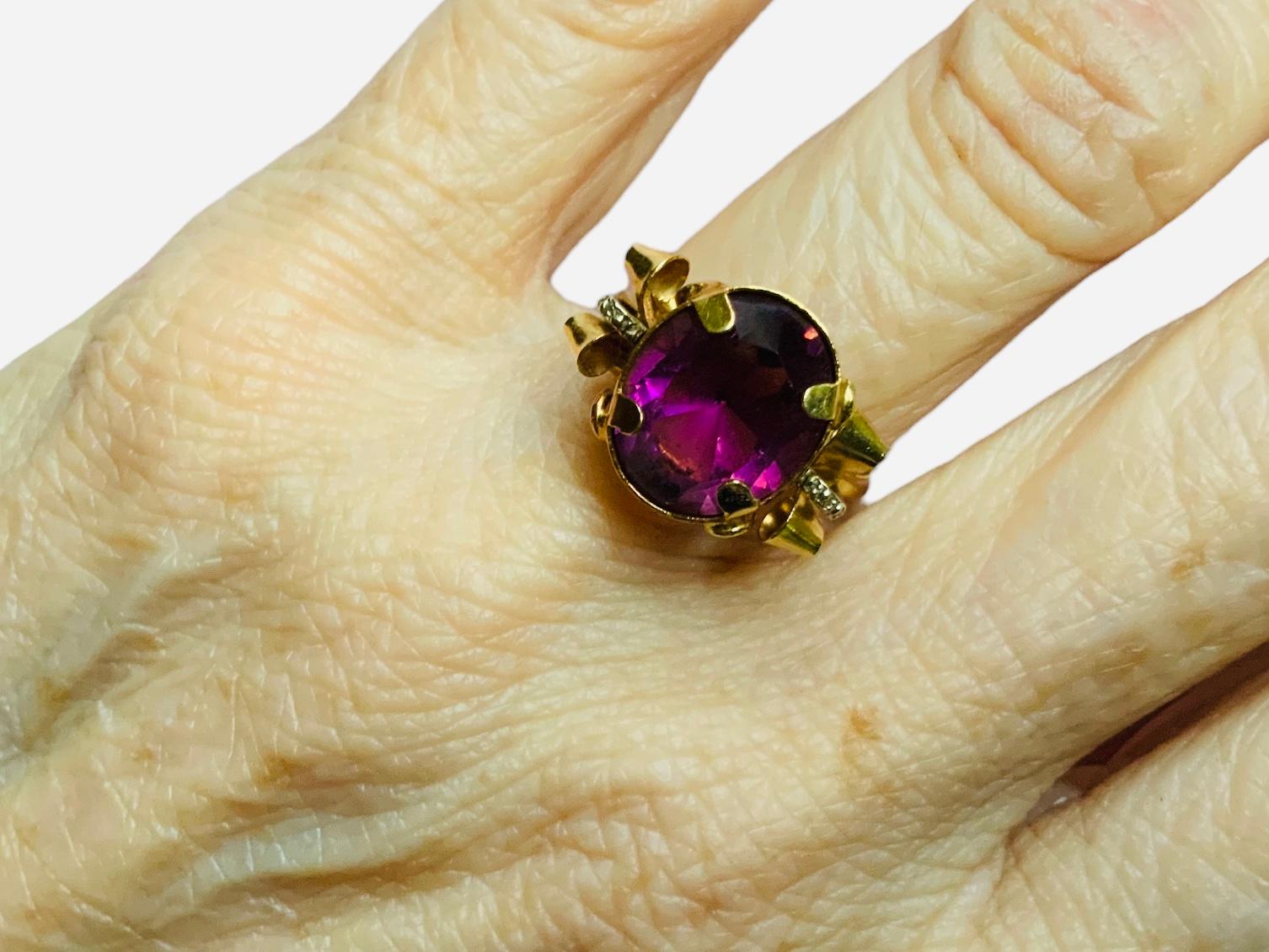 Taglio ovale Anello con ametista in oro 18k in vendita