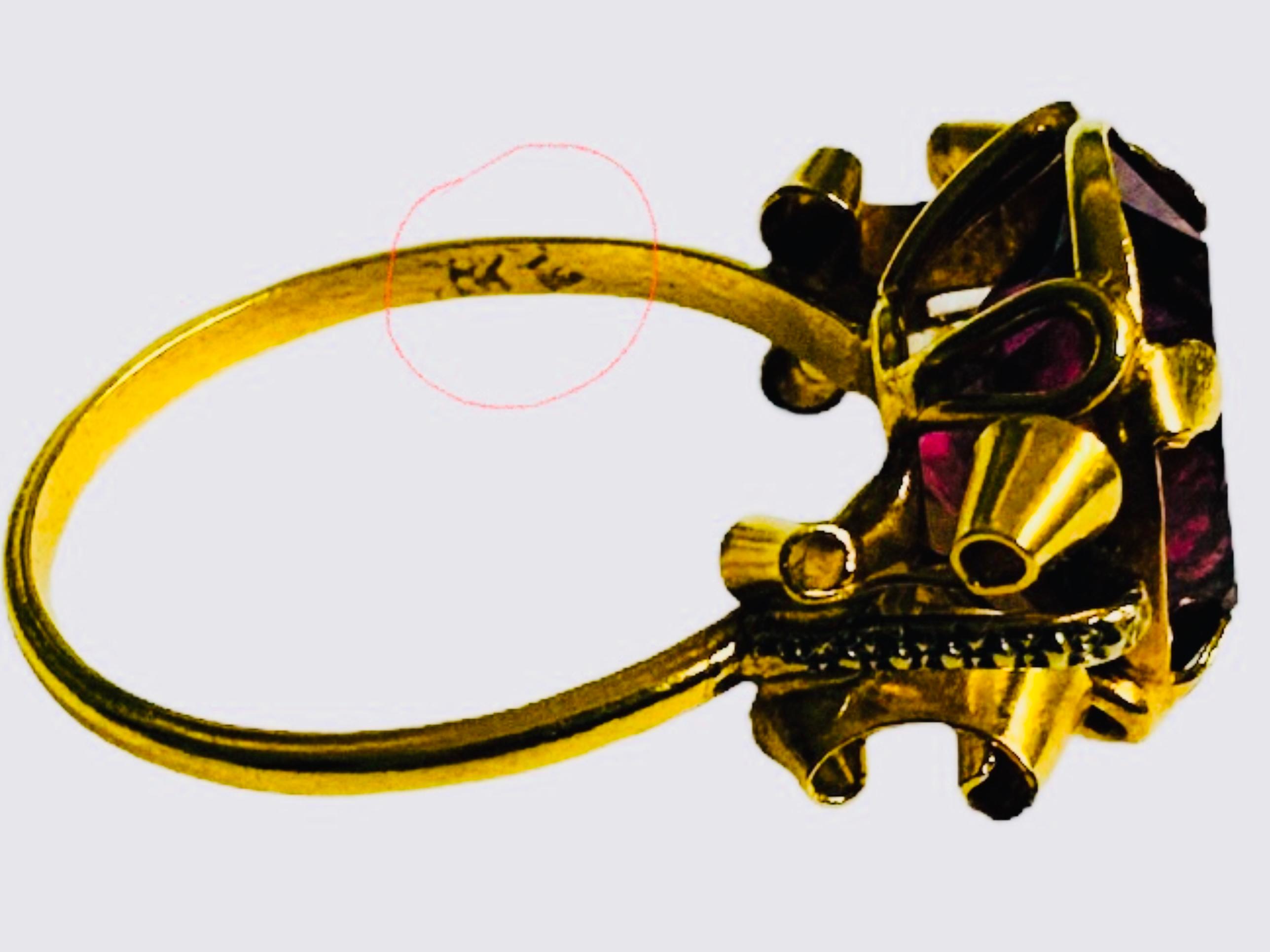 Questo è un leggero anello con ametista in oro 18 carati. Raffigura un'ametista di forma ovale montata in un'incastonatura in oro giallo. Ogni lato dell'ametista è ornato da un fiocco d'oro fatto di volute. L'ametista pesa 3.50 carati. L'anello è
