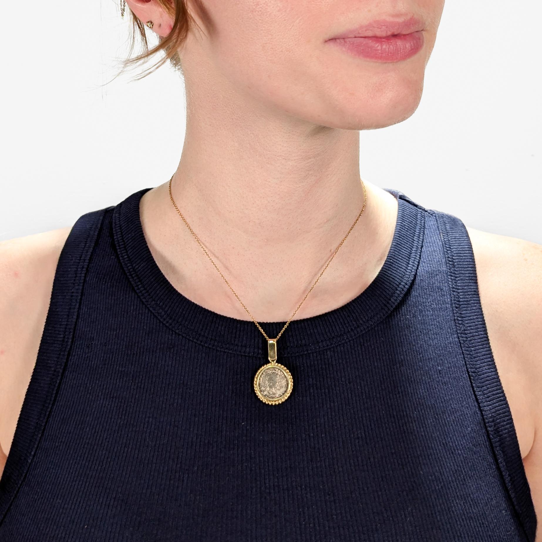 Pendentif en forme de pièce de monnaie romaine.

Serti en or 18 carats.

La pièce est sertie d'une lunette en corde torsadée.

La pièce est un denier d'argent de Severus Alexander (vers 222 de notre ère). 

Avec le visage du jeune Severus à l'avers.