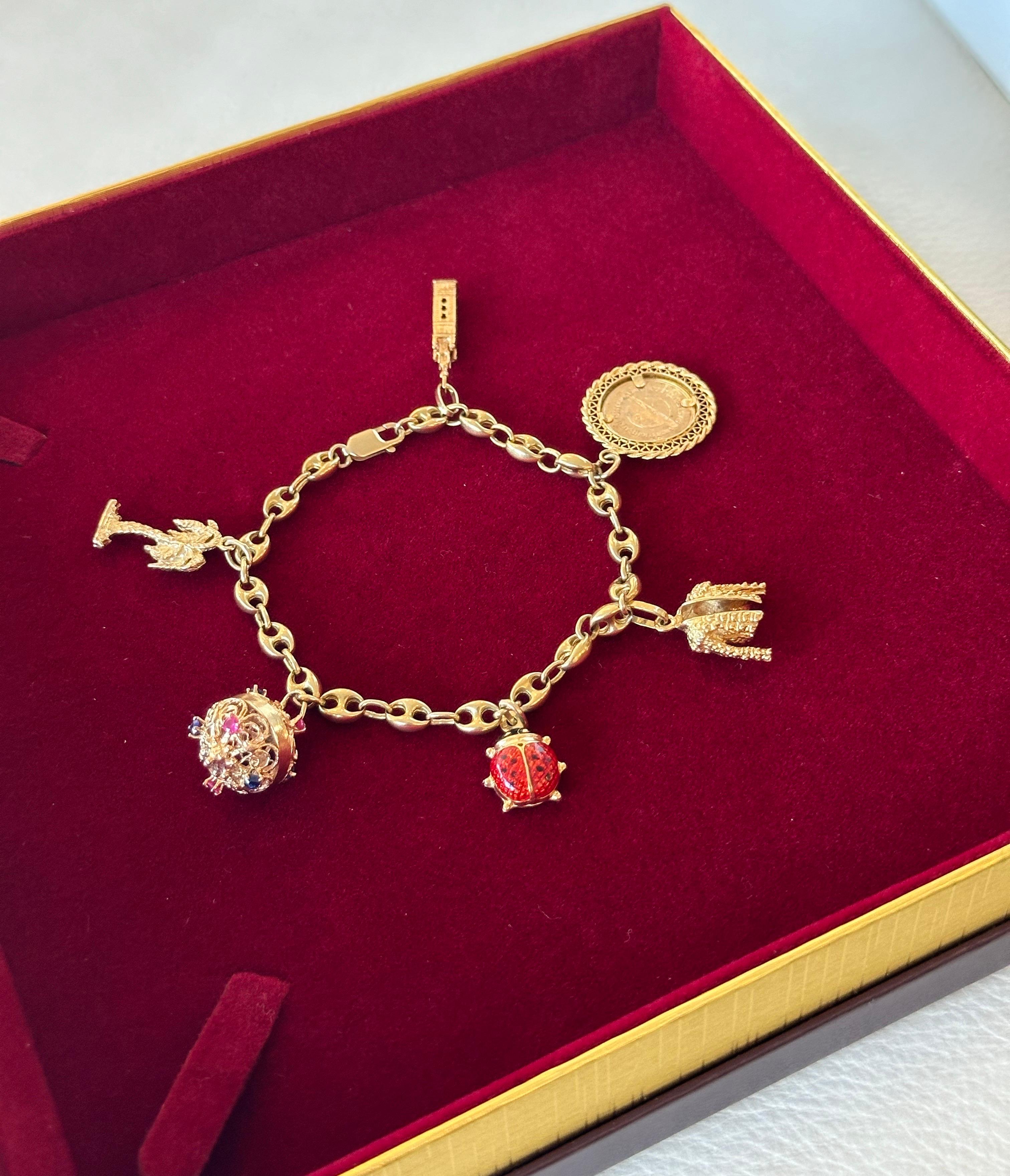 One of the Kind Natural Animal Style Marienkäfer Turm Abzeichen Anhänger Gold Armband. 
Reinheit des Goldes: Jacke und Turm Charme sind 18k massivem Gold, und der Rest der Reize sind 14K massivem Gold. 
Gold Gewicht: 30,50 g. 
Gold Farbe: