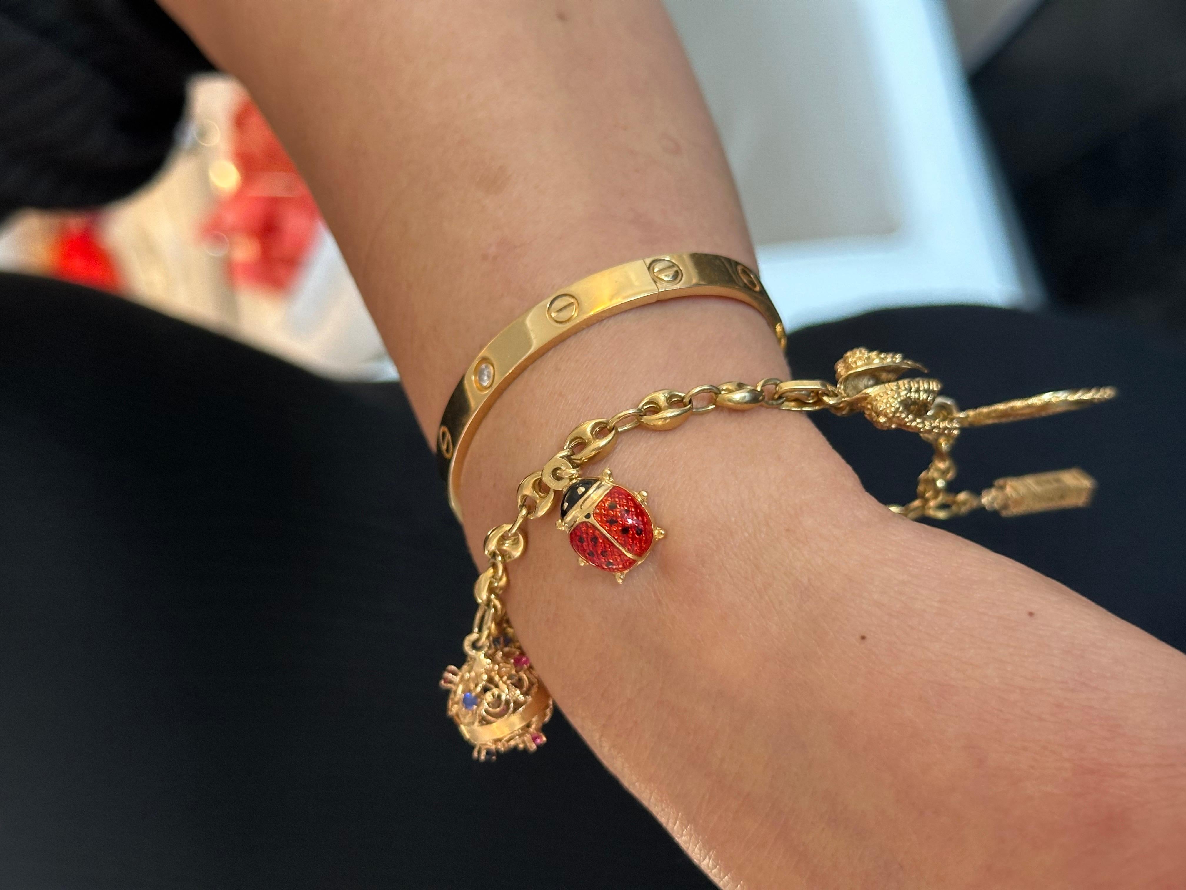 18 Karat Gold und 14 Karat Gelbgold Vintage Charm-Armband (Art déco)