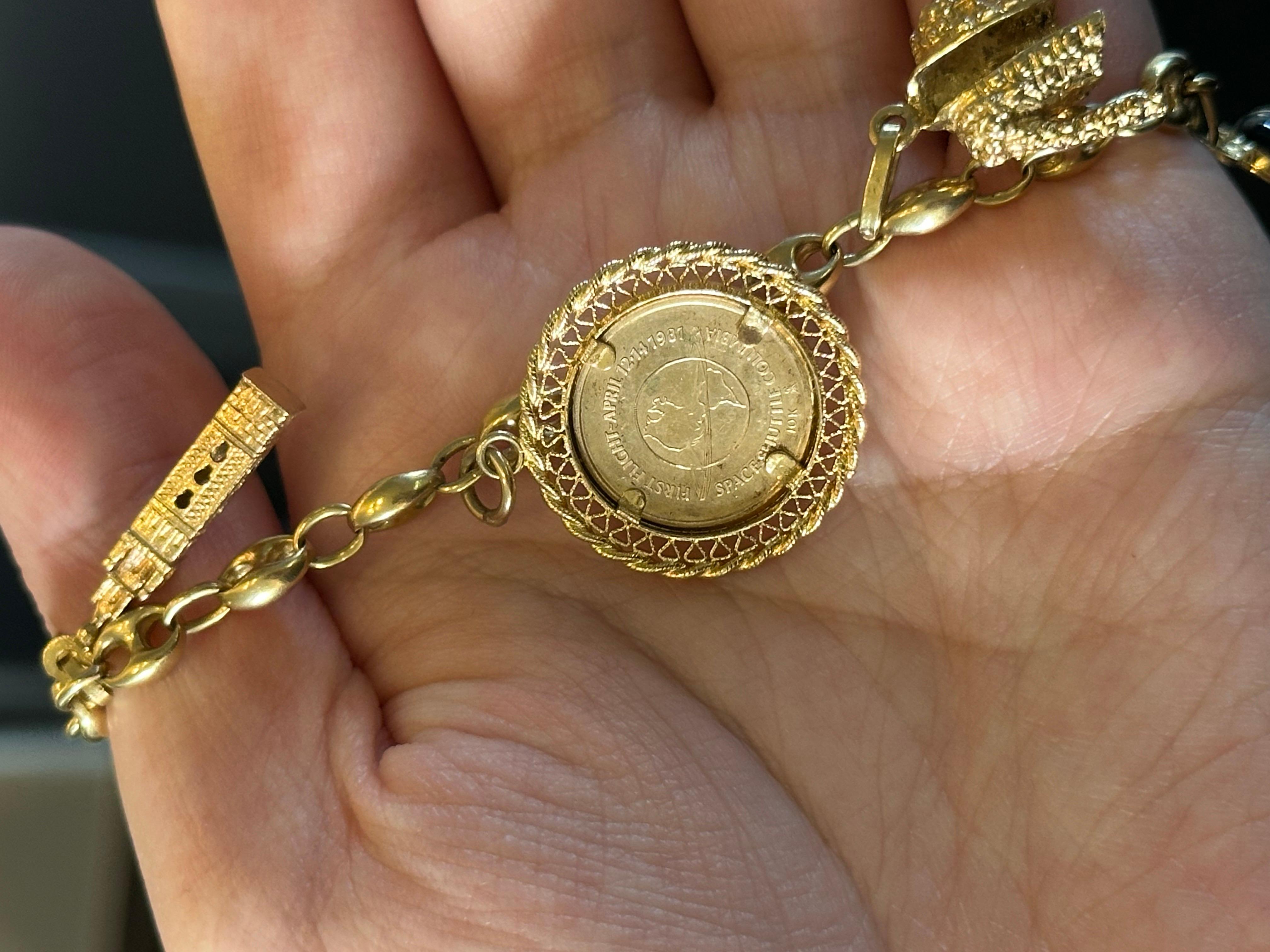 18 Karat Gold und 14 Karat Gelbgold Vintage Charm-Armband im Zustand „Hervorragend“ in West Palm Beach, FL
