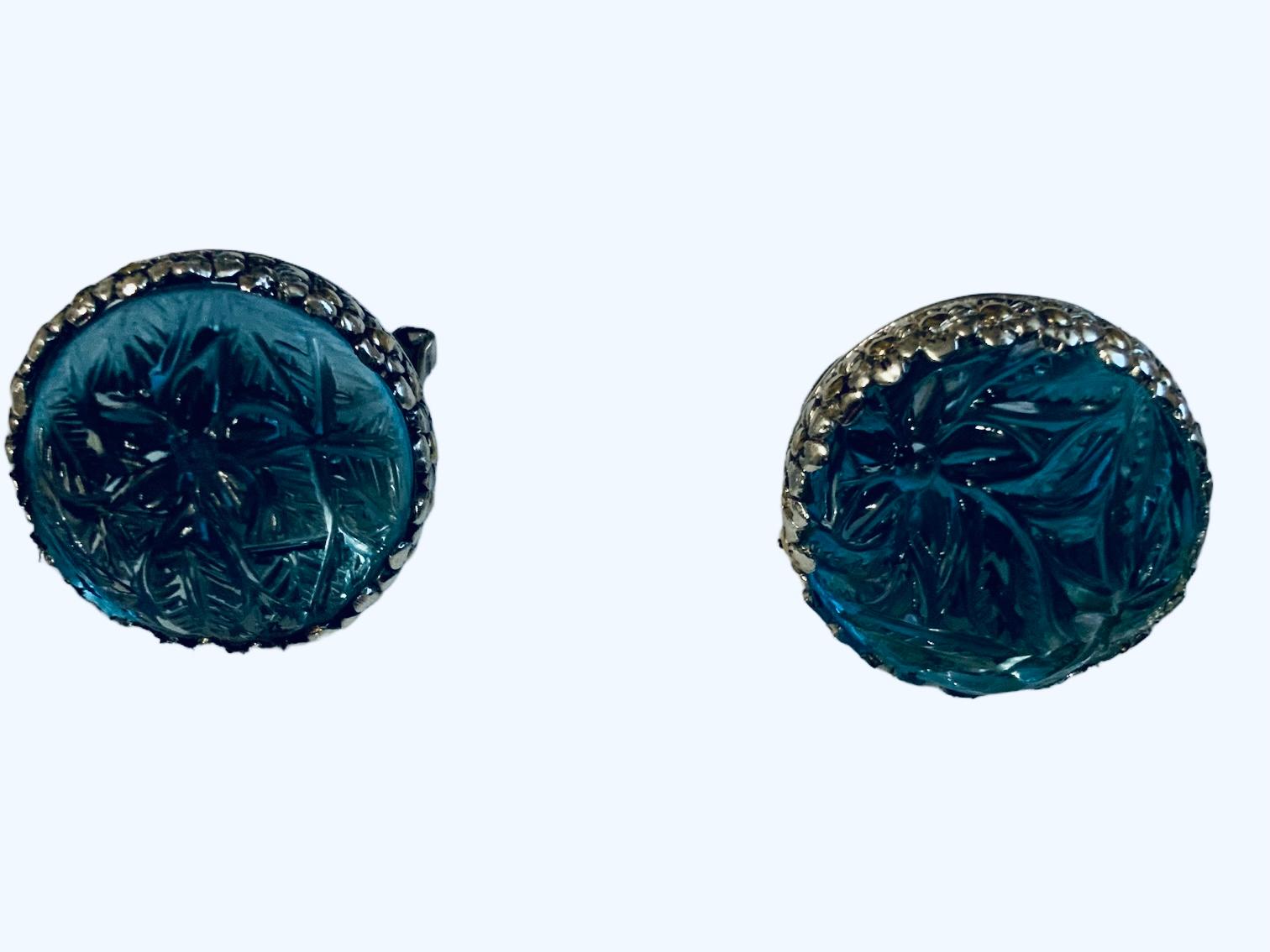 Dies ist ein Paar Ohrringe aus 18K Gold und 925 Sterling Silber Blautopas. Es zeigt ein Paar Ohrringe, bestehend aus einem hellblauen Topas runde Kuppel geschnitzt mit Zweigen von Blumen und Blättern montiert in 925 Sterling Lünette Einstellung. Die