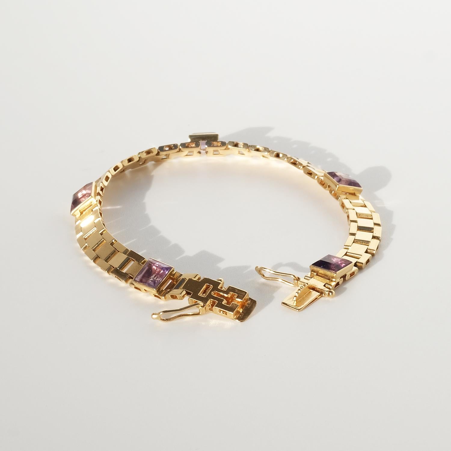 18K Gold and Amethyst Bracelet by Swedish Fryklund & Pålsson Made 1965 In Good Condition For Sale In Stockholm, SE