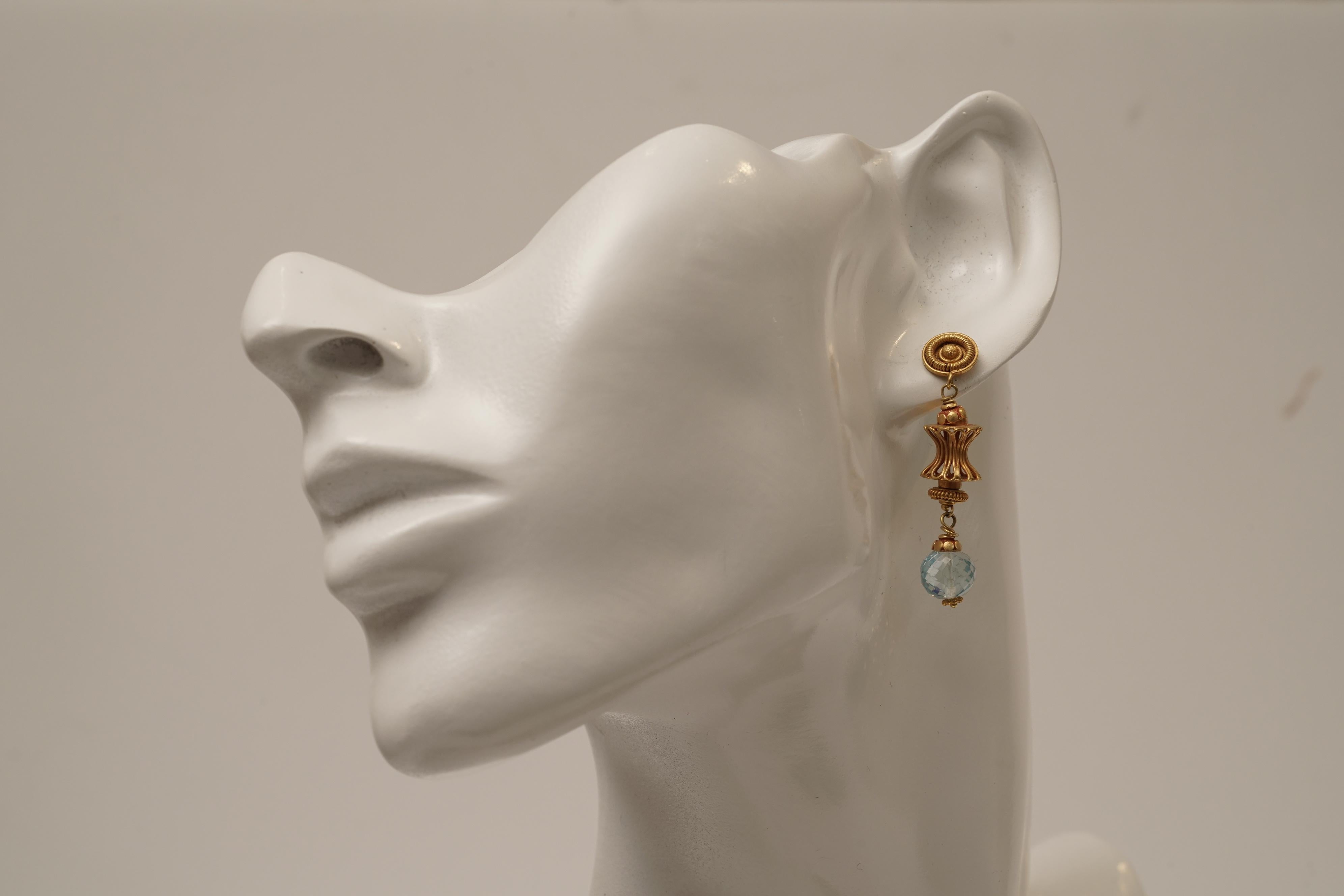 Taille ronde Pendants d'oreilles en goutte en or 18 carats et aigue-marine de Deborah Lockhart Phillips en vente