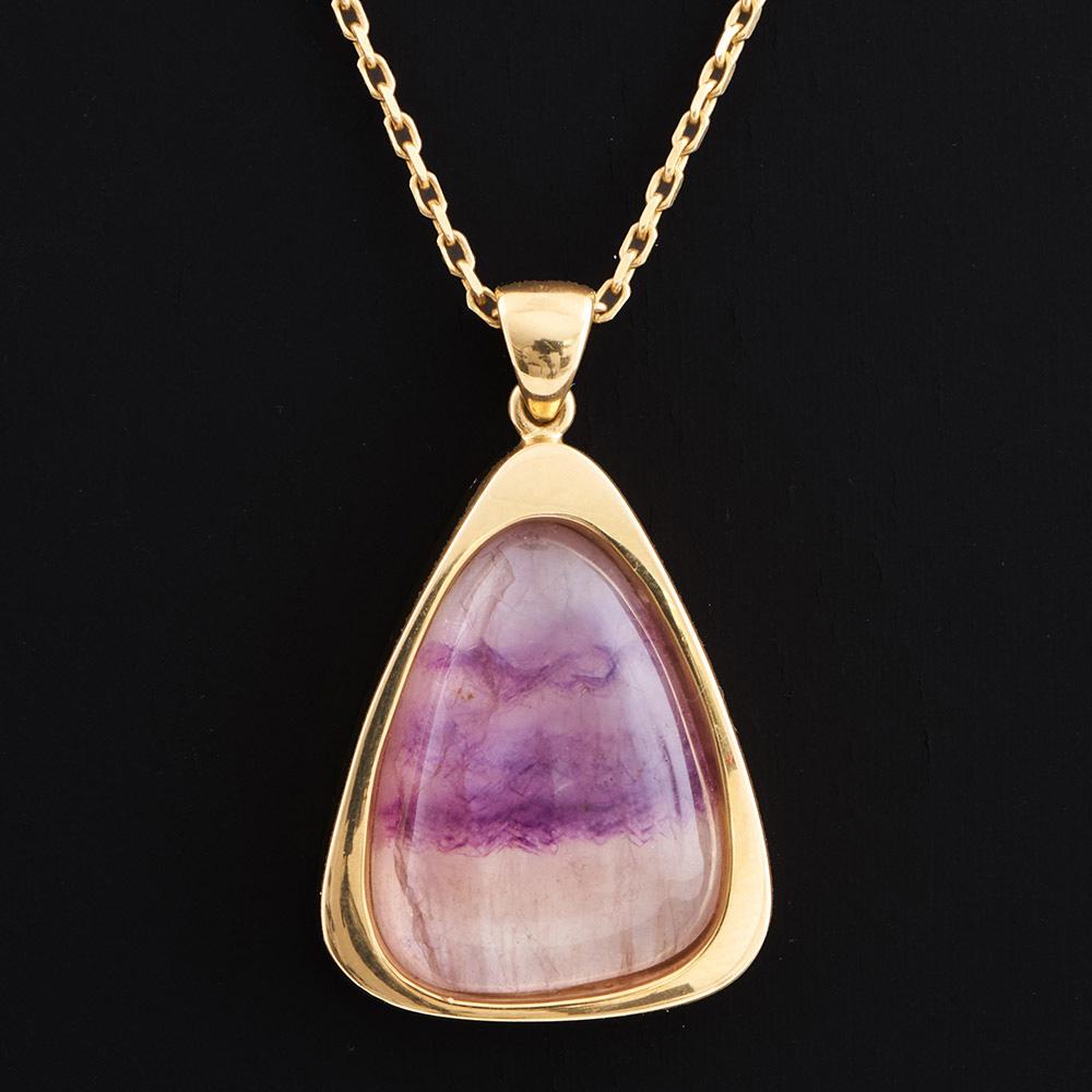 Heading: A Gold and Blue John Pendant Necklace

Description : 18k gold chain with 18k gold mounted Blue John Pendant. To the reverse mother of pearl

Size: Chain length 46cm, drop 26cm drop, pendant 4cm with bail and 2.4cm wide

Weight: The chain