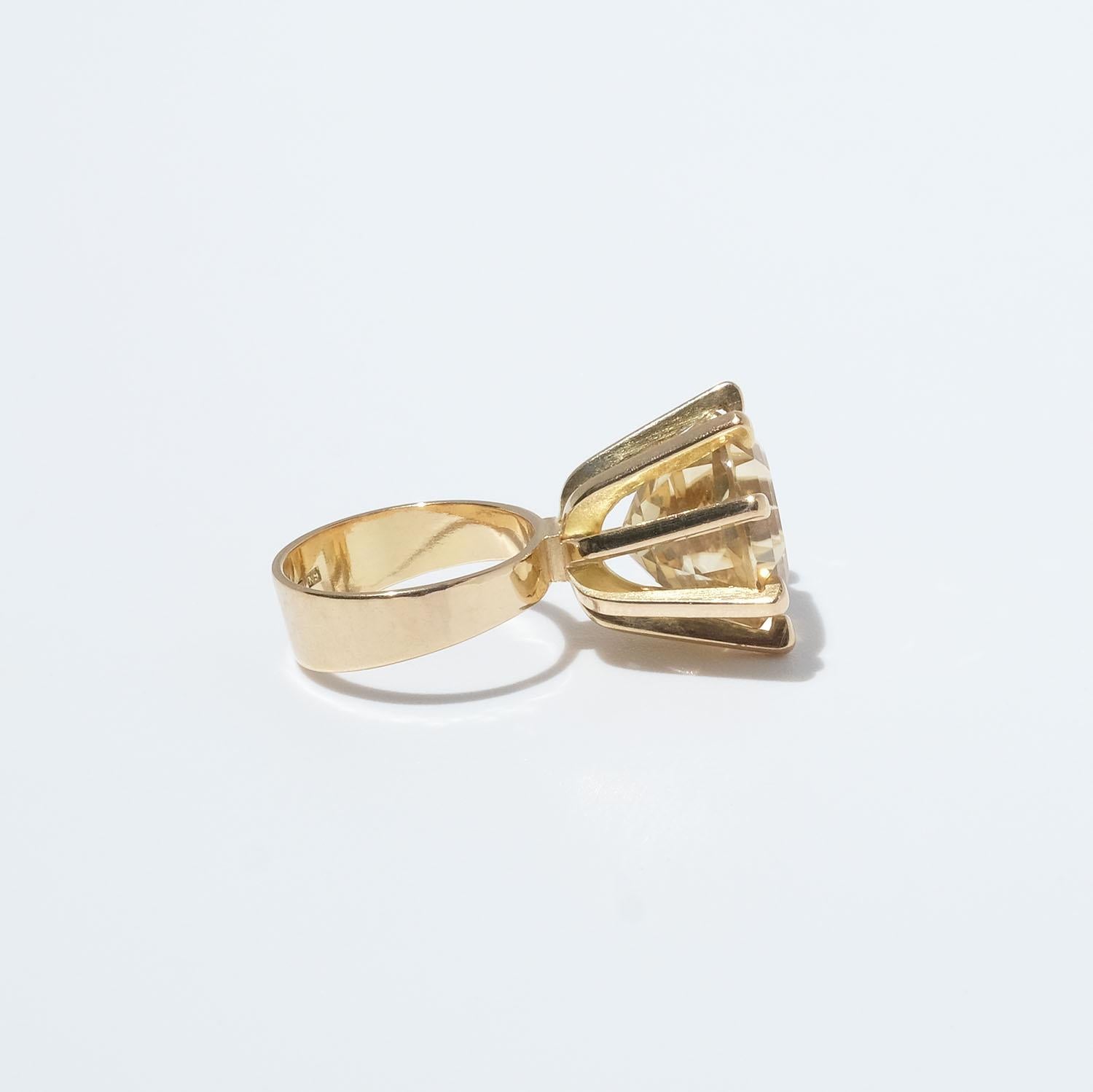 Women's 18k Gold and Citrine Ring by Swedish Masters Ge-kå Smycken. Made Year, 1963