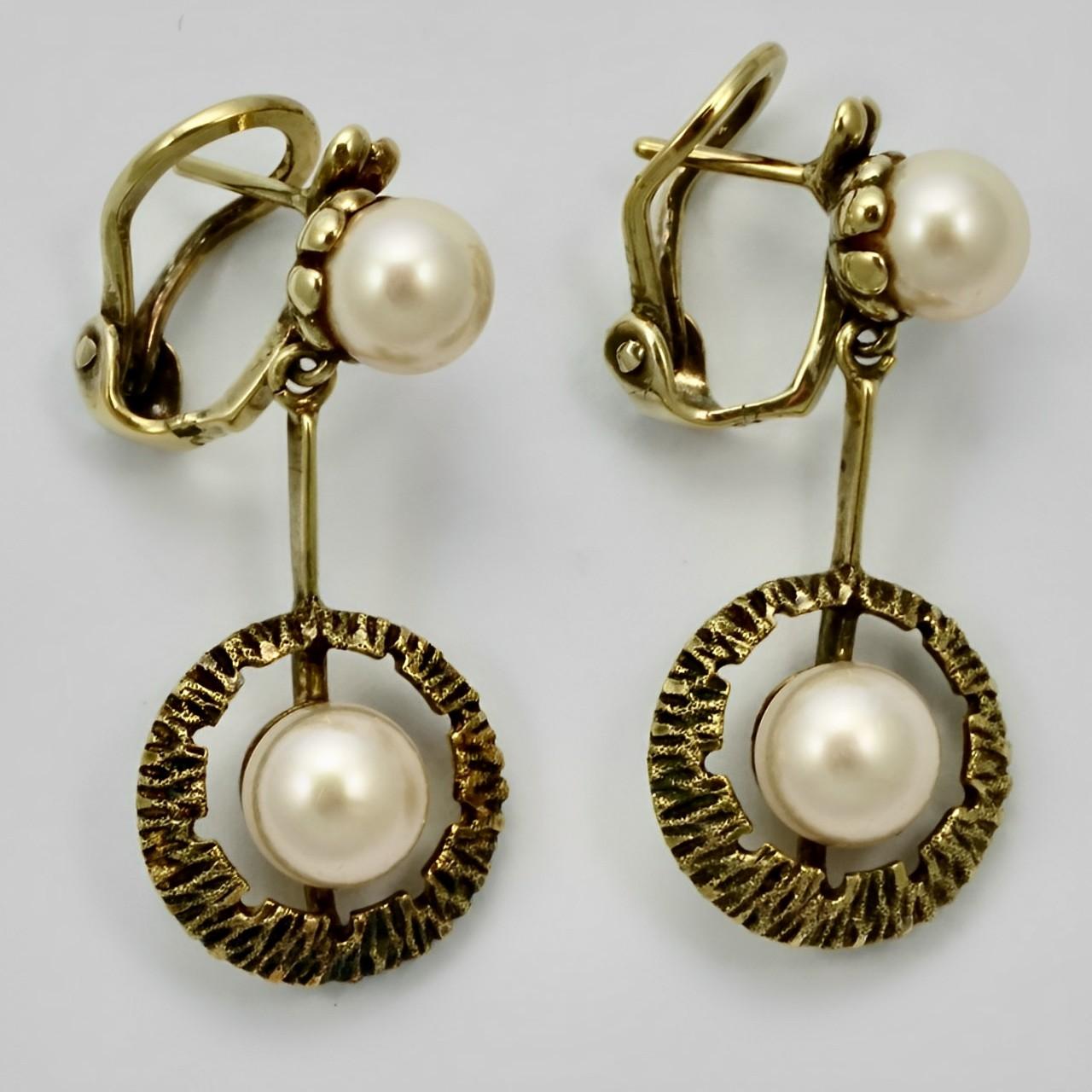 Beautiful 18K gold drop earrings with a pair of cultured pearls on each earring. The drop pearl is encircled with an enamelled bark design. The earrings test as 18K gold. Measuring length 3.6 cm / 1.4 inches, and the diameter of the drop is 1.55 cm