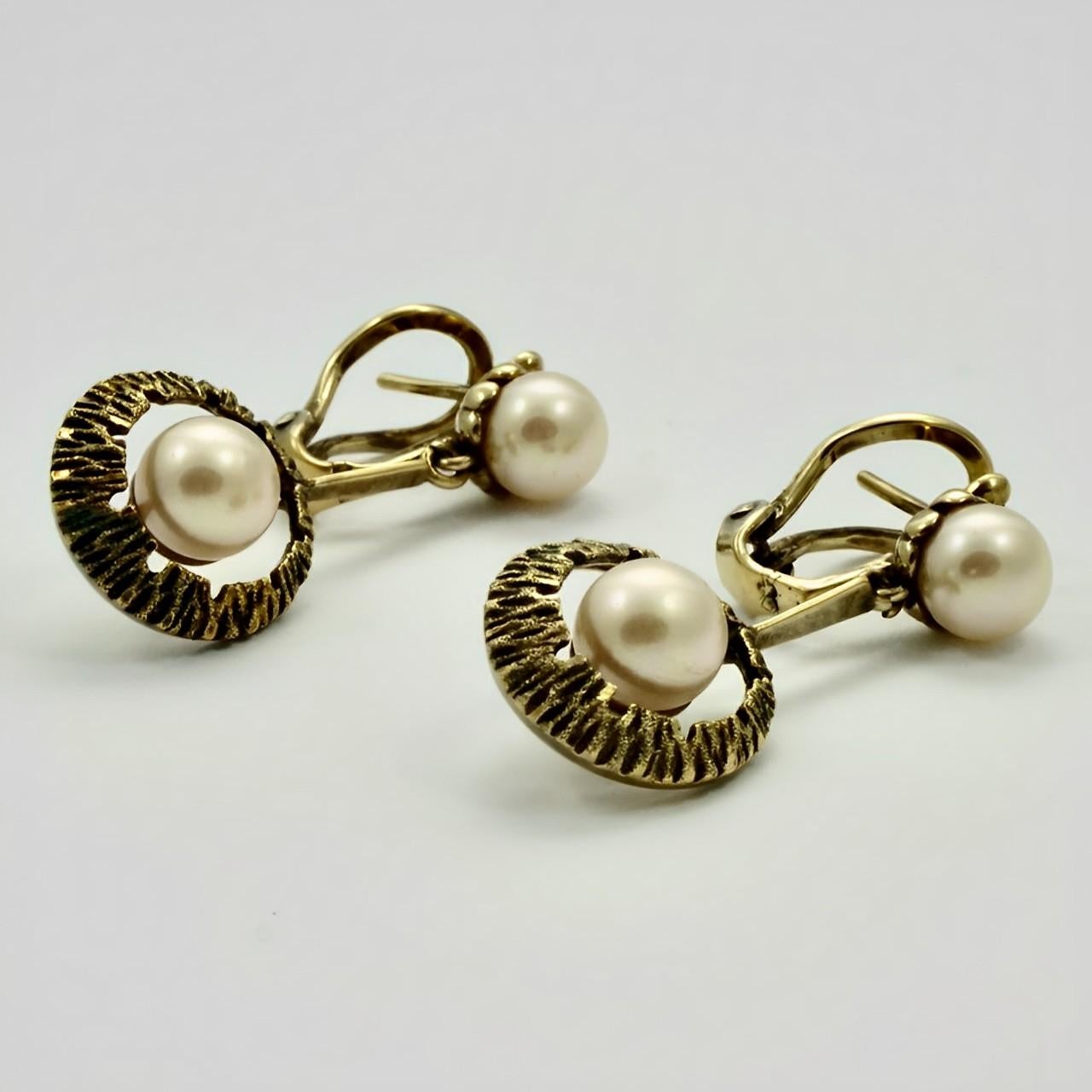 18K Gold and Cultured Pearl Drop Earrings circa 1970s In Good Condition For Sale In London, GB