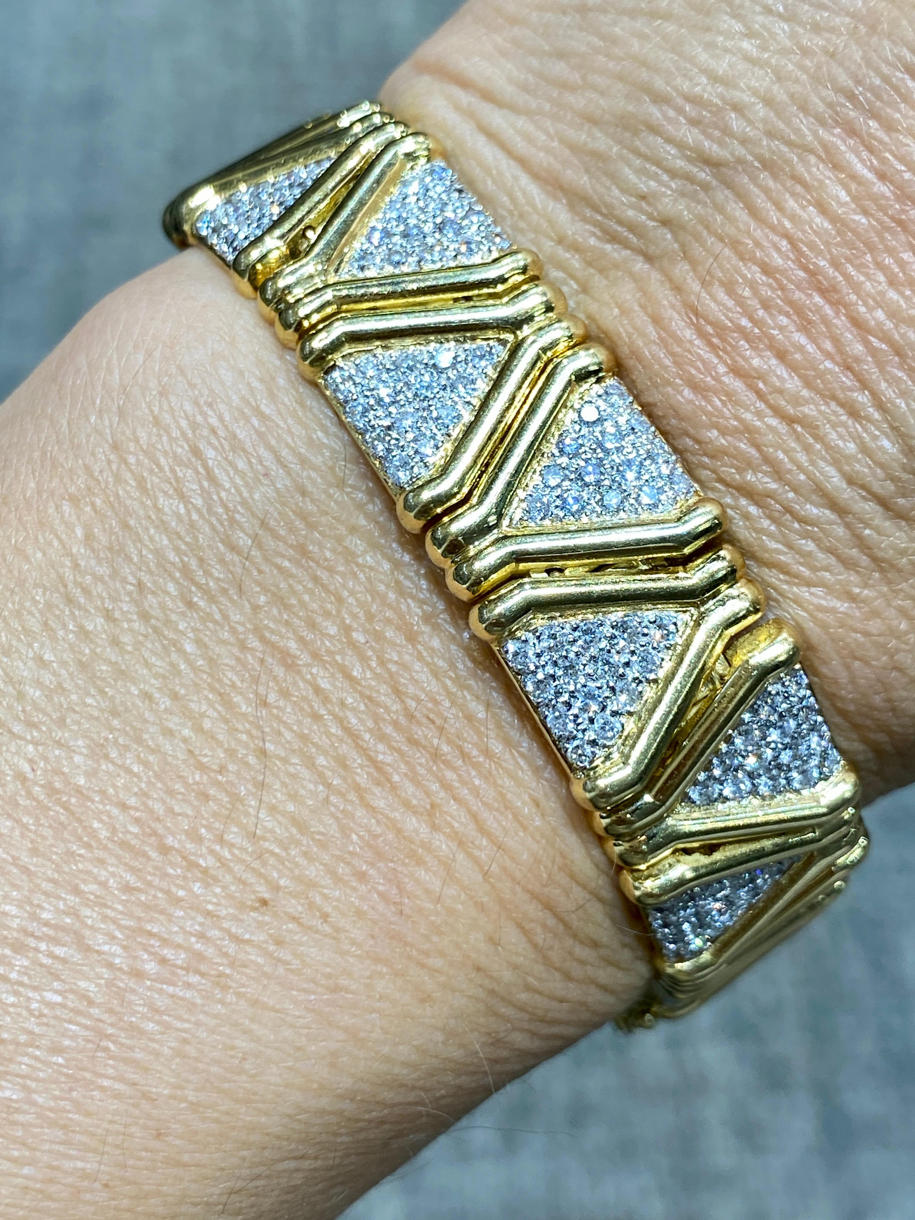 Il s'agit d'un bracelet en or 18k et diamants très agréable à porter, de jour comme de nuit. De fabrication européenne, il se compose de 308 diamants ronds d'une valeur totale d'environ 4,5 carats. Les diamants sont de couleur F_G et de qualité VS.