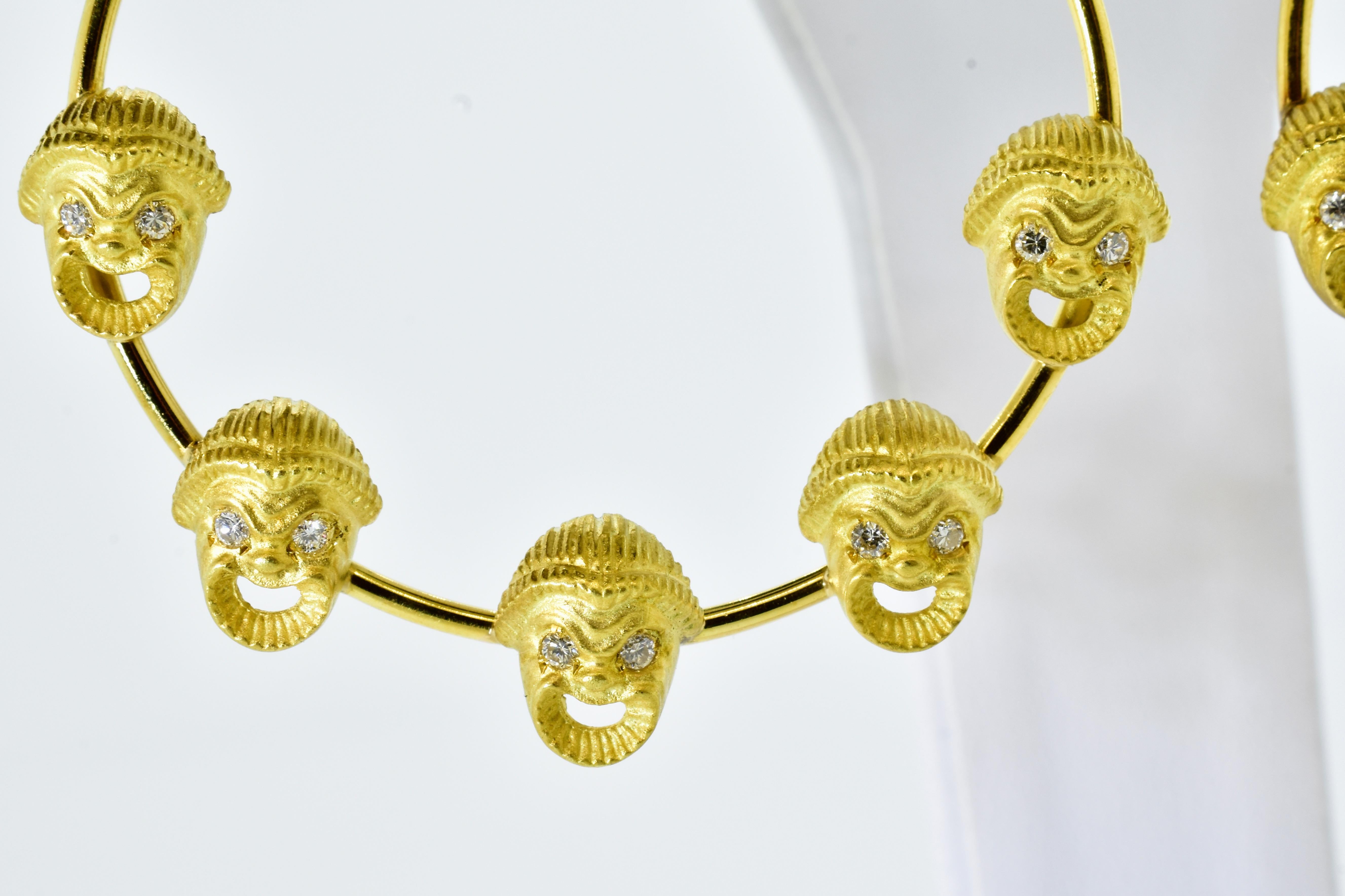 Taille brillant Boucles d'oreilles à motif « Masque de comédie » en or 18 carats et diamants en vente