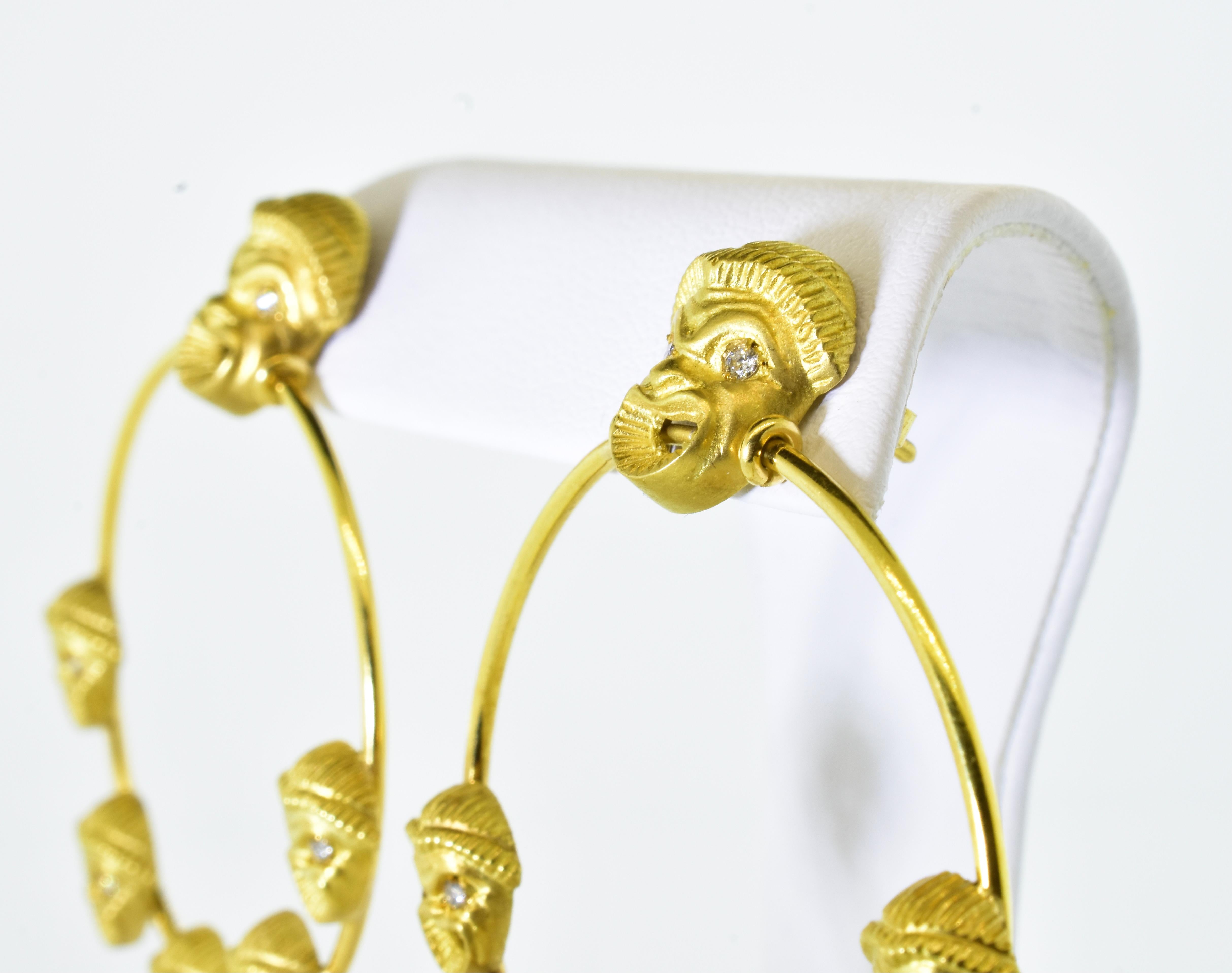Boucles d'oreilles à motif « Masque de comédie » en or 18 carats et diamants Excellent état - En vente à Aspen, CO