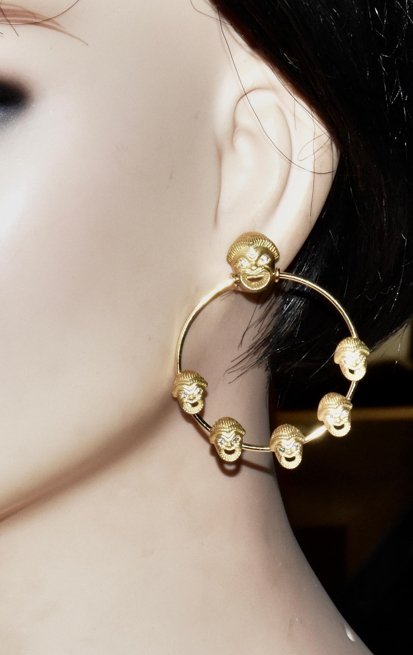 Boucles d'oreilles à motif « Masque de comédie » en or 18 carats et diamants Unisexe en vente