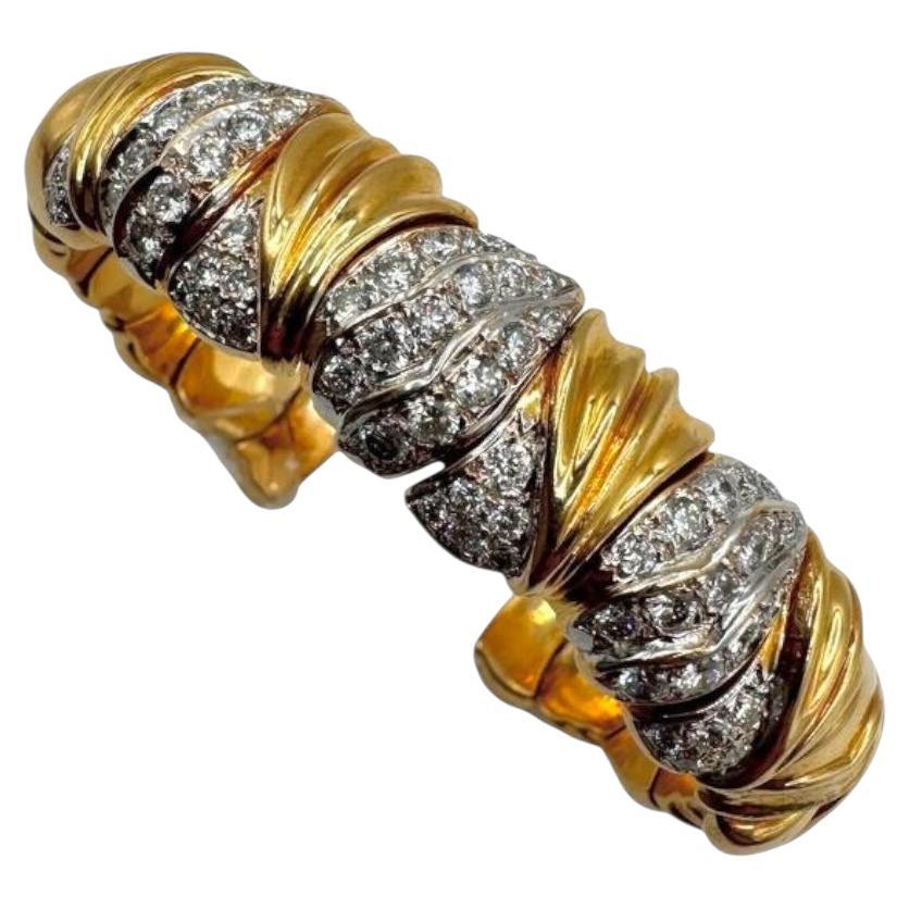 Bracelet manchette en or 18K et diamants, serti de pavés
