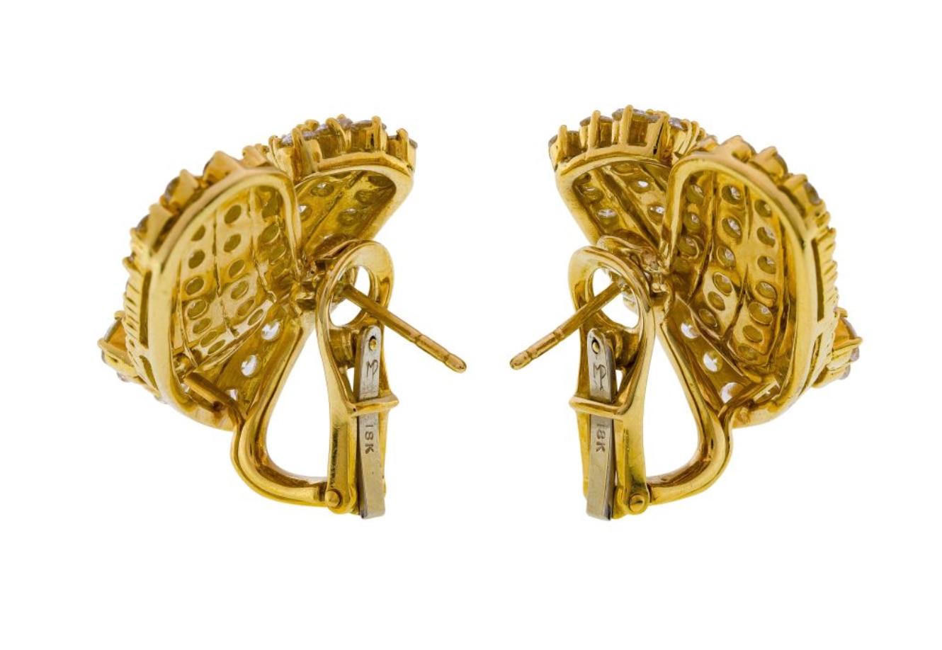 Questi splendidi orecchini presentano 68 diamanti rotondi taglio brillante di alta qualità per un peso totale di circa 5,50 carati. Realizzati in oro giallo da 18 carati, con perni e omega a clip, questi orecchini di ottima fattura sono la giusta