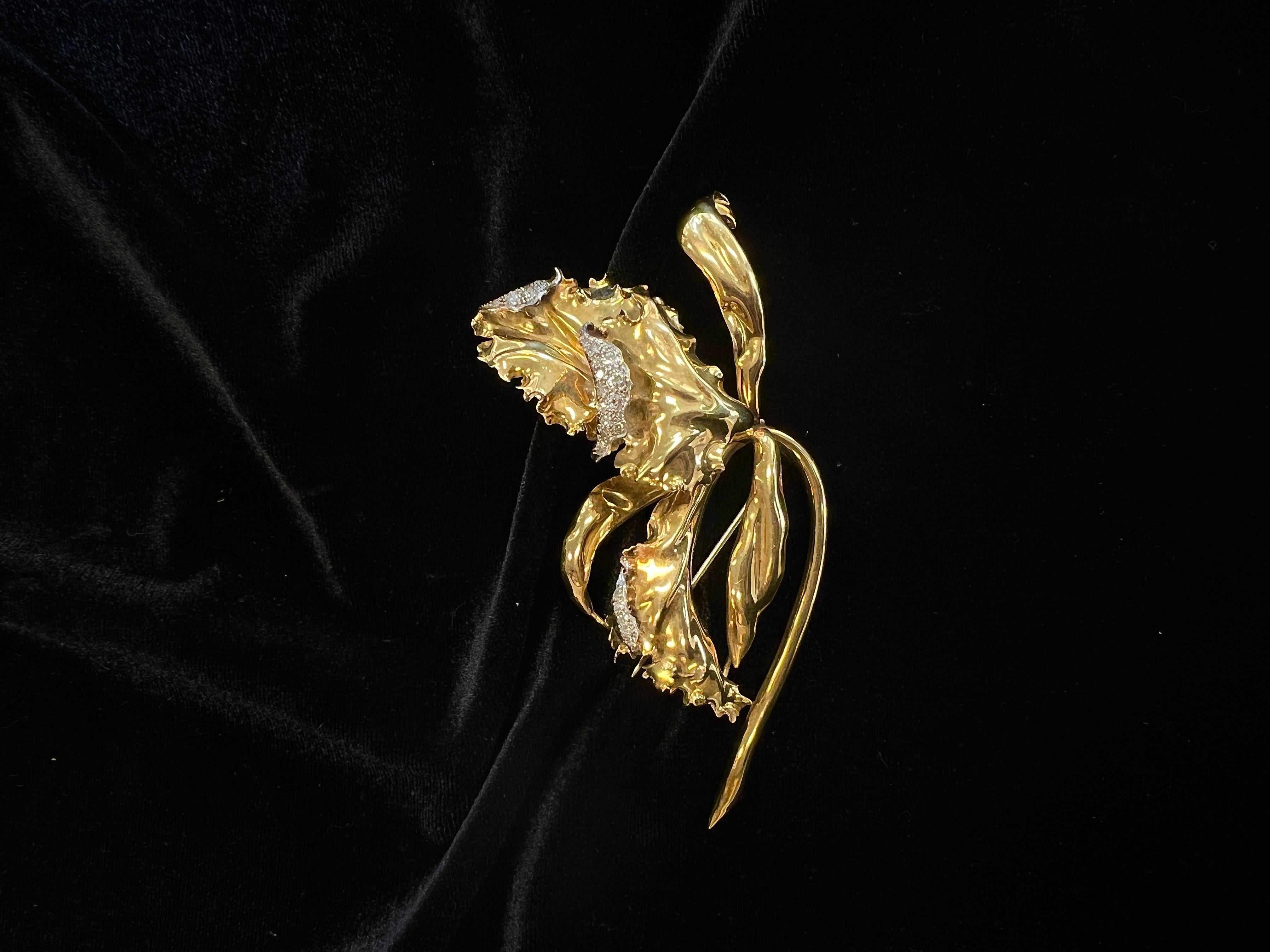 Women's 18k Gold and Diamond Floral Design Brooch For Sale