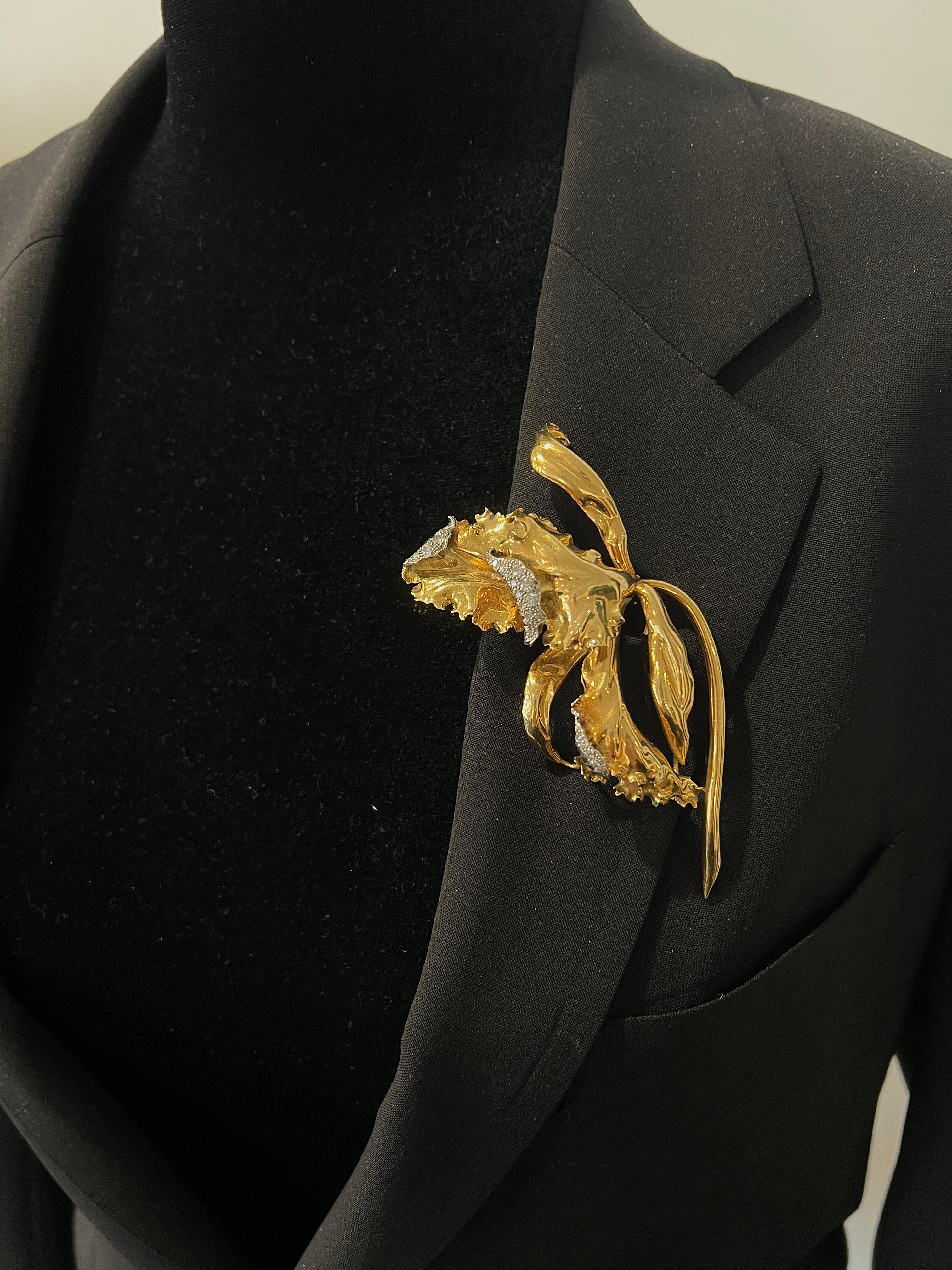 18k Gold and Diamond Floral Design Brooch For Sale 1
