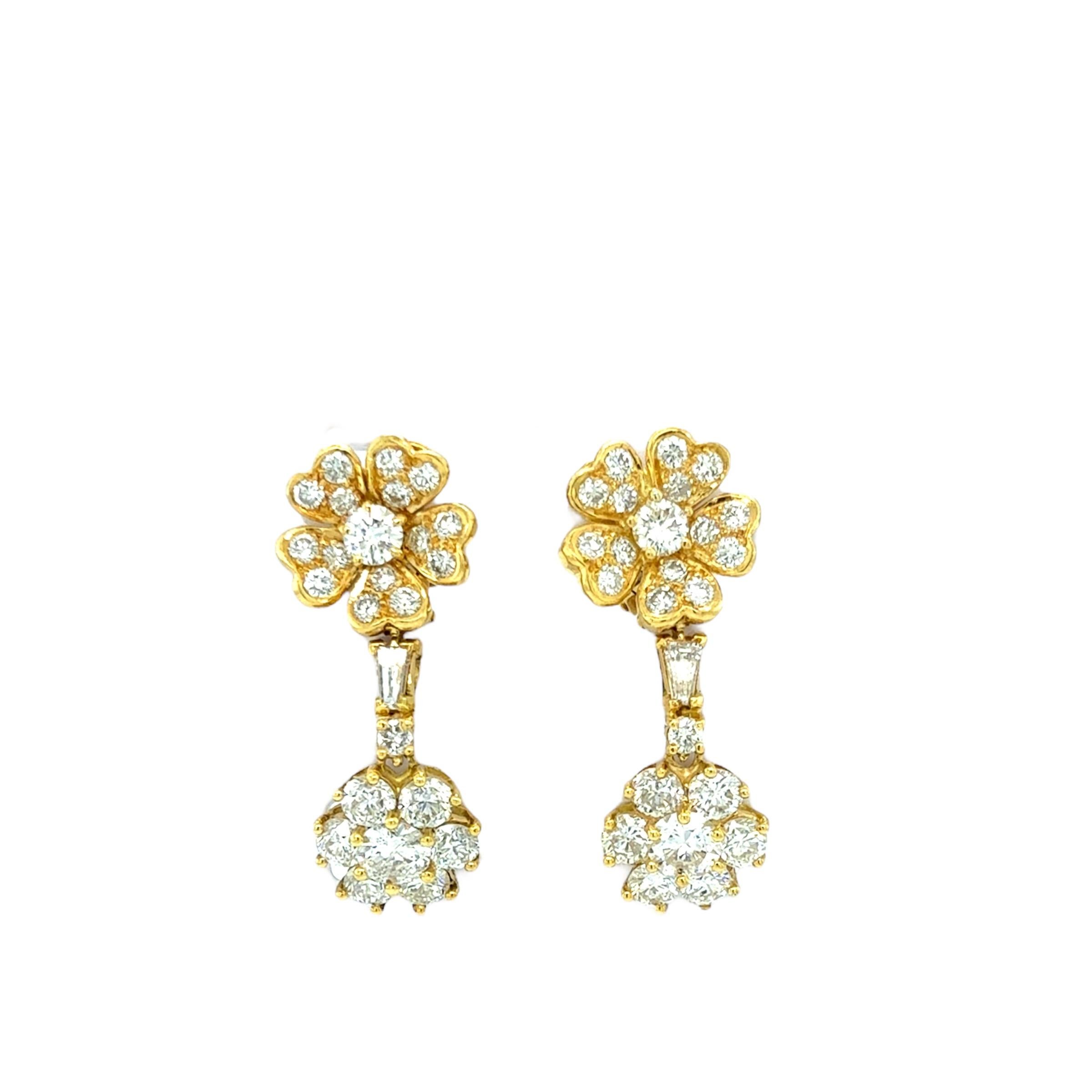 Questi splendidi orecchini presentano 50 diamanti tondi taglio brillante e baguette affusolati per un peso totale di circa 9,00 carati. Realizzati in oro giallo 18 carati e con chiusura a clip a forma di omega, questi splendidi orecchini sono la