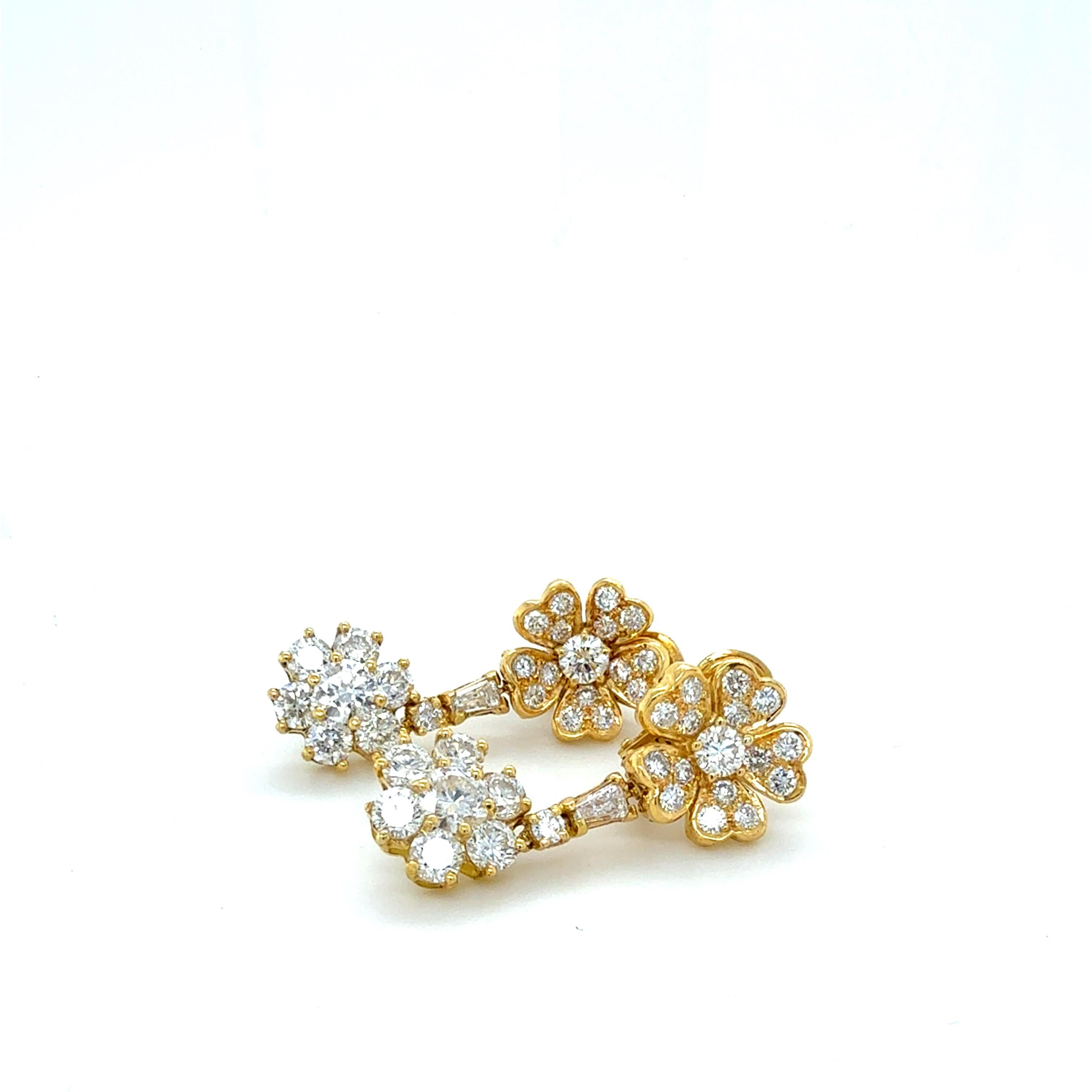 Contemporaneo Orecchini a fiore in oro 18K e diamanti in vendita