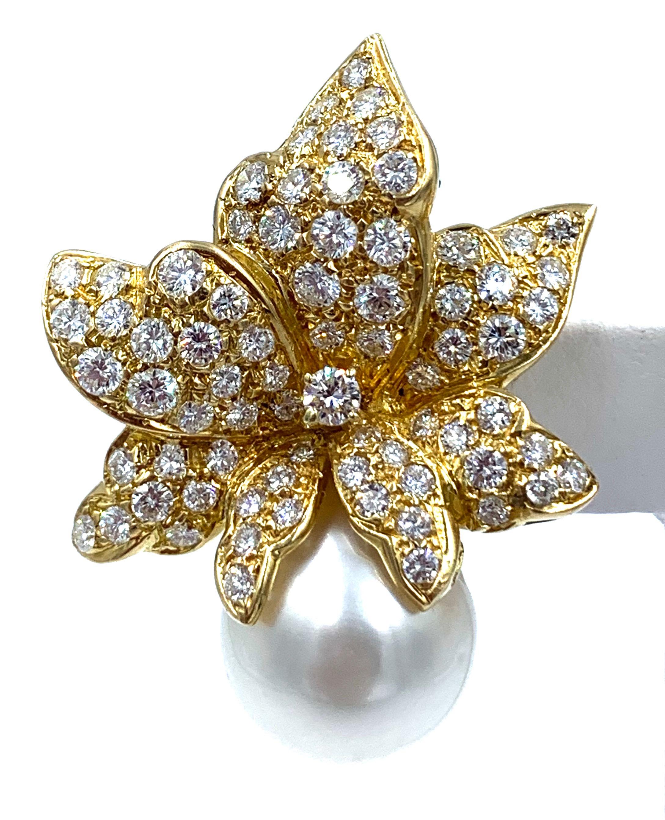 18 Karat Gold und Diamant-Ohrringe in Blumenform mit riesiger Südseeperle Damen im Angebot
