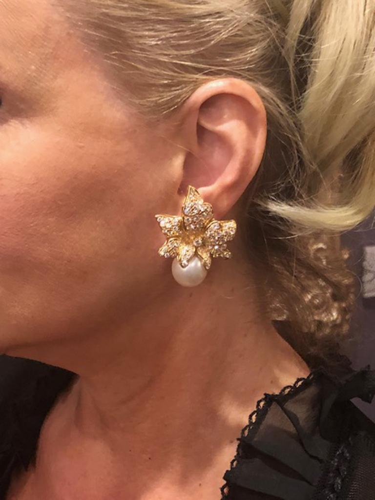 18 Karat Gold und Diamant-Ohrringe in Blumenform mit riesiger Südseeperle im Angebot 5