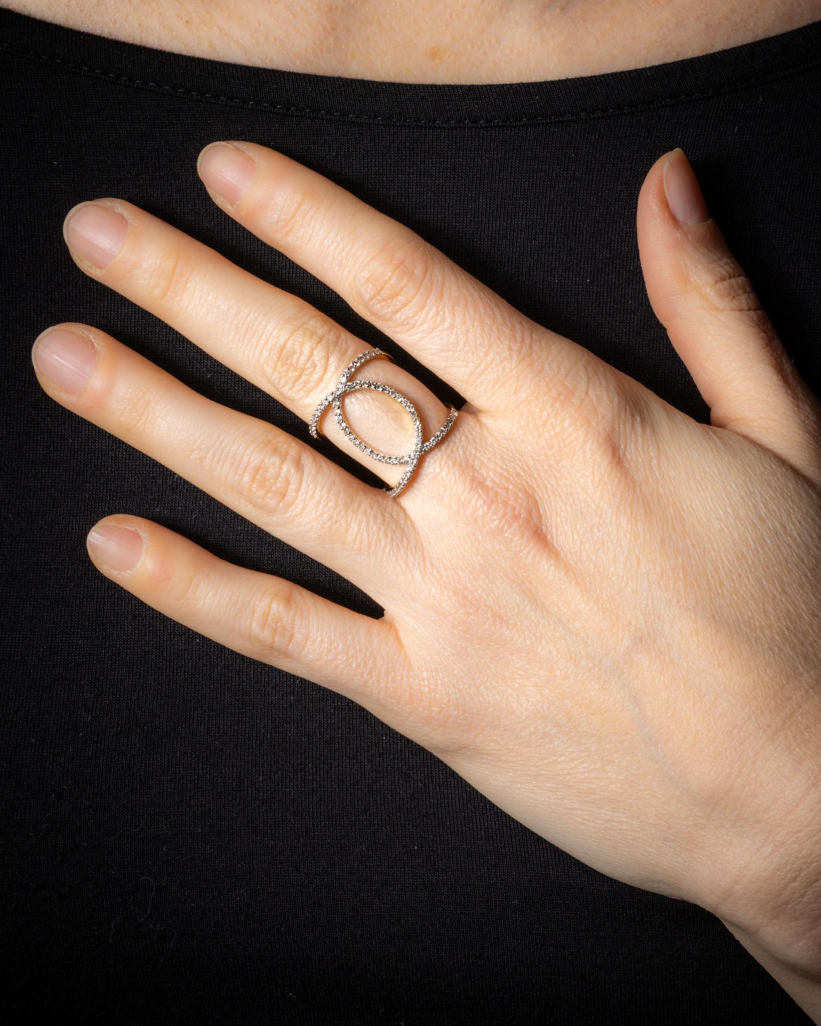 Round Cut 18K Gold and Diamond Interlocking C's Band Ring For Sale