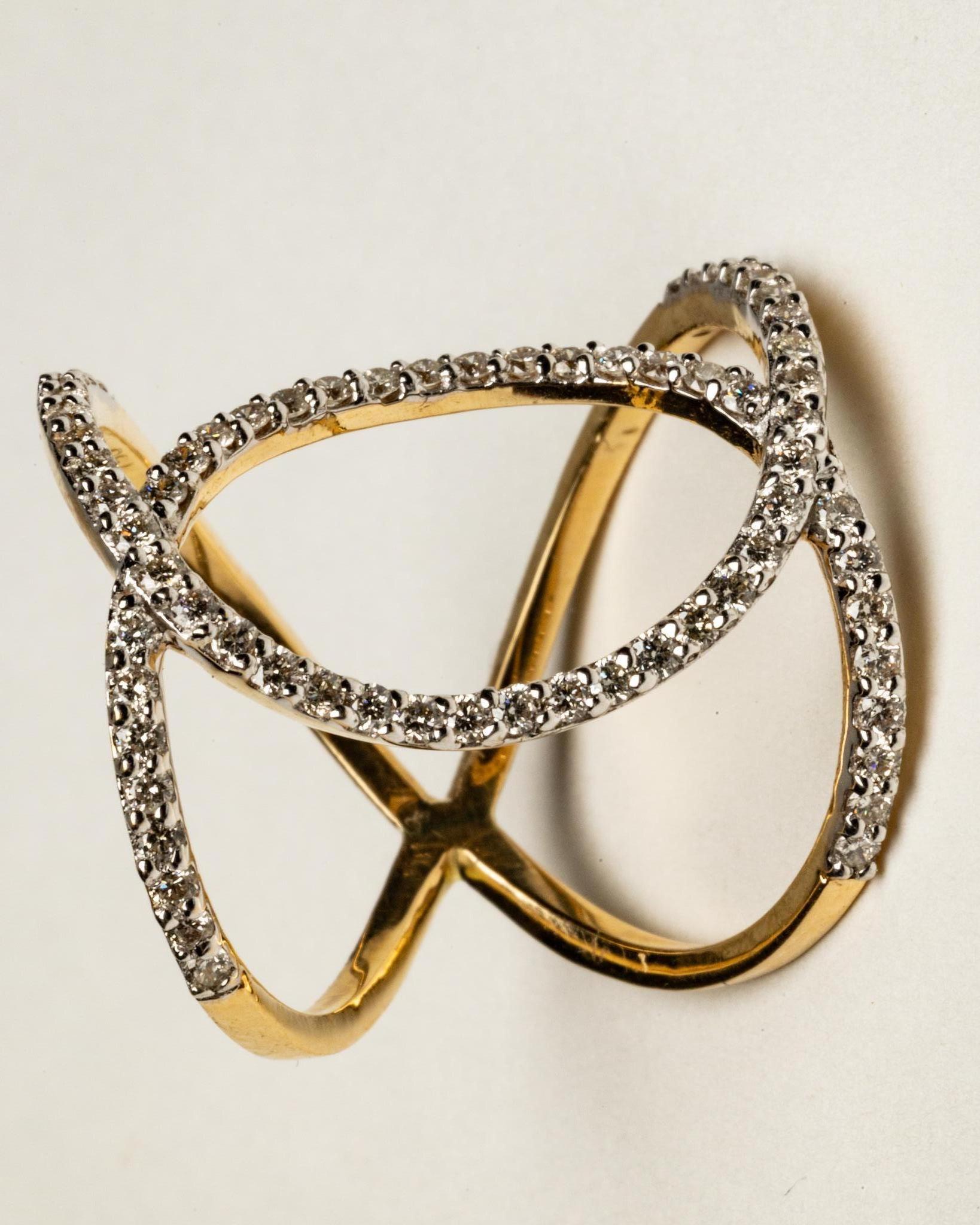 18K Gold and Diamond Interlocking C's Band Ring In Excellent Condition For Sale In Nantucket, MA