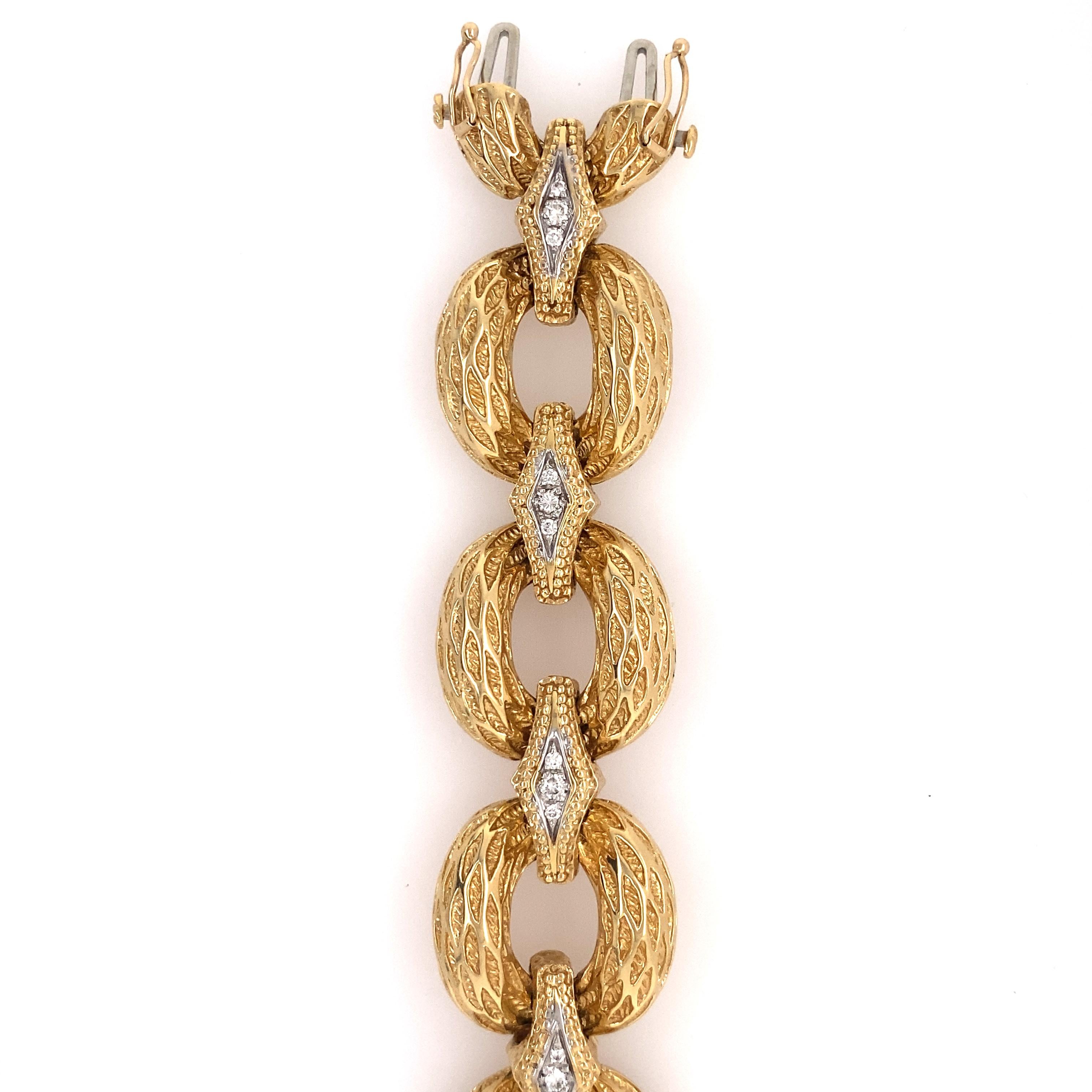 Contemporary 18k Gold and Diamond Link Bracelet For Sale