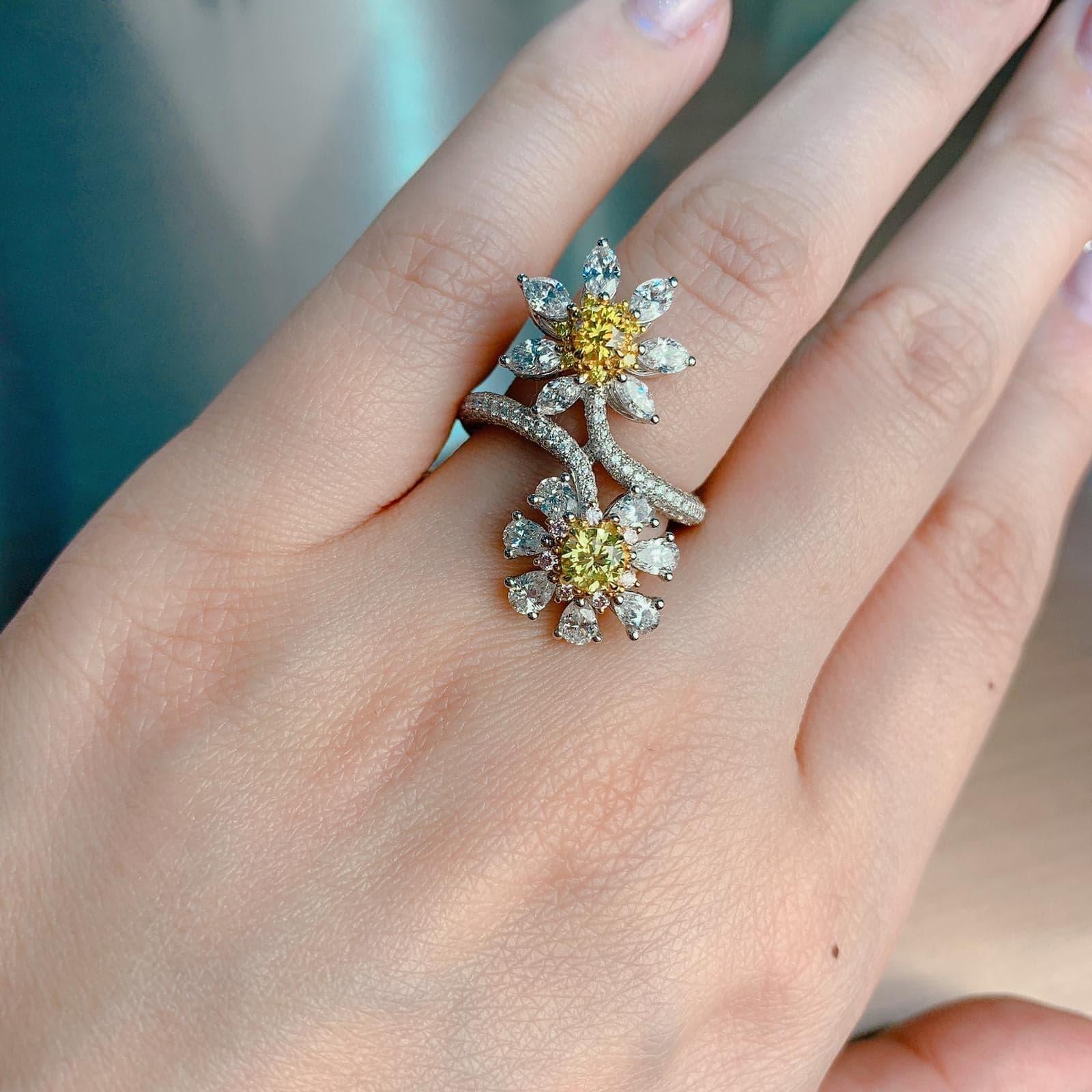 18 Karat Gold and Diamond Ring with 2 GIA Certified Fancy Vivid Yellow Diamonds In New Condition For Sale In Tsim Sha Tsui, HK