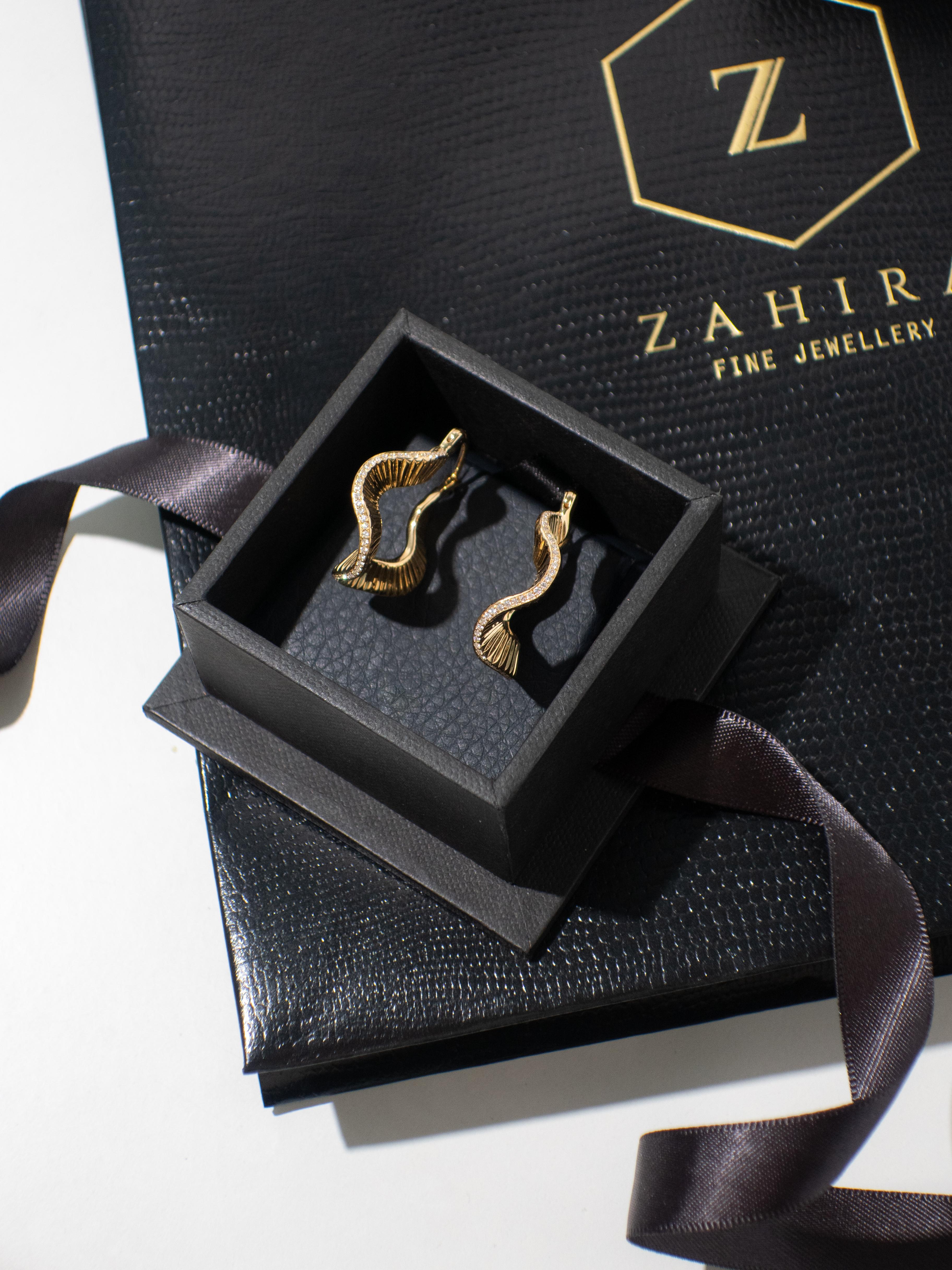 Pendientes Ondulados de Oro de 18k y Diamantes Moderno en venta