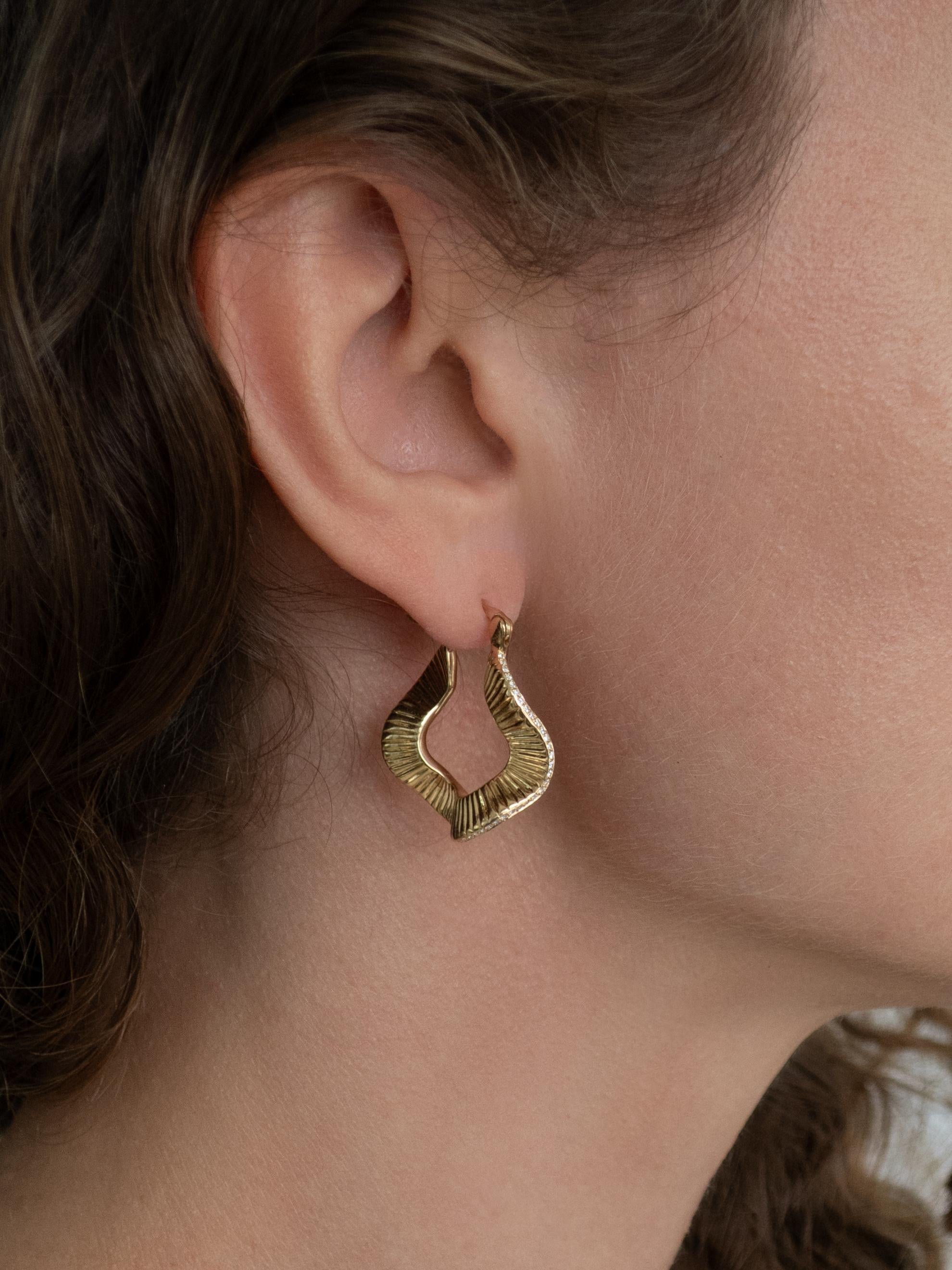 Pendientes Ondulados de Oro de 18k y Diamantes Corte redondo en venta