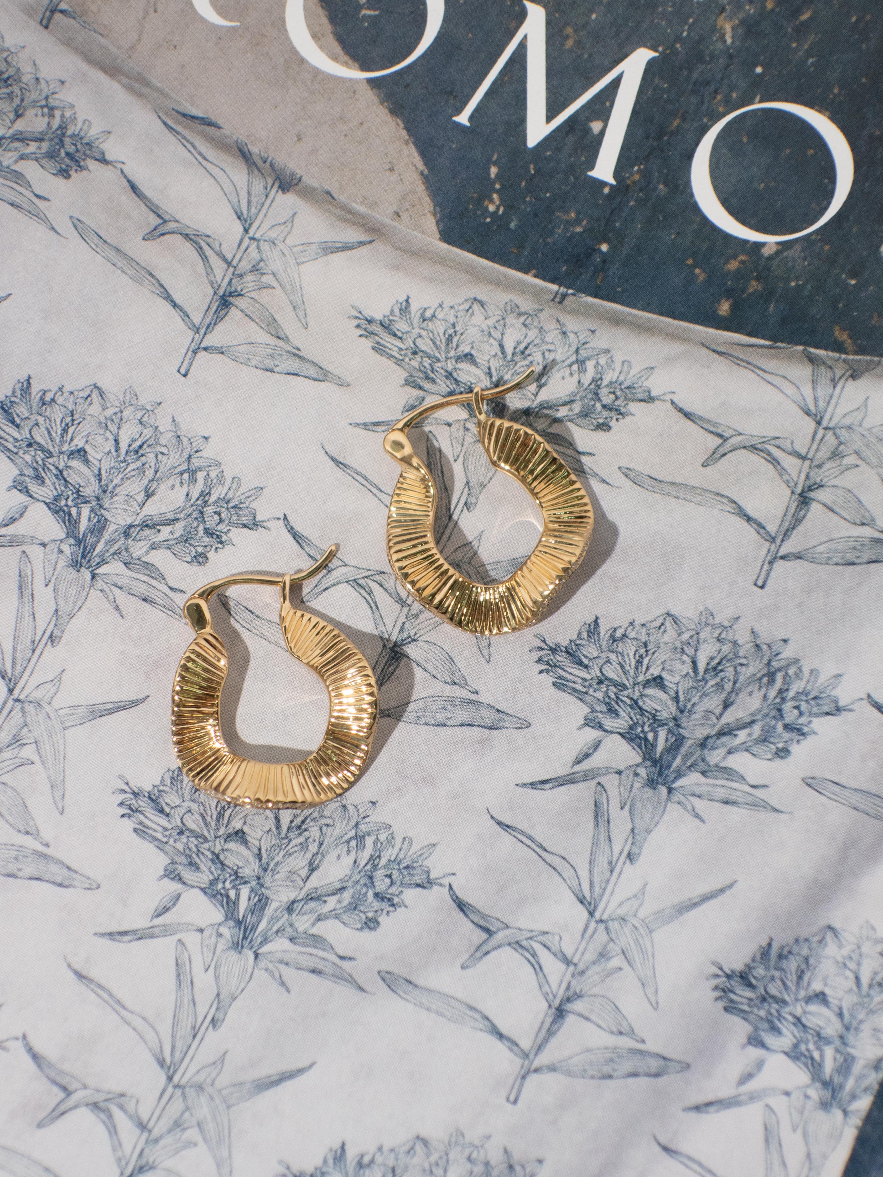 Pendientes Ondulados de Oro de 18k y Diamantes en Nuevo estado para la venta en Bangkok, TH