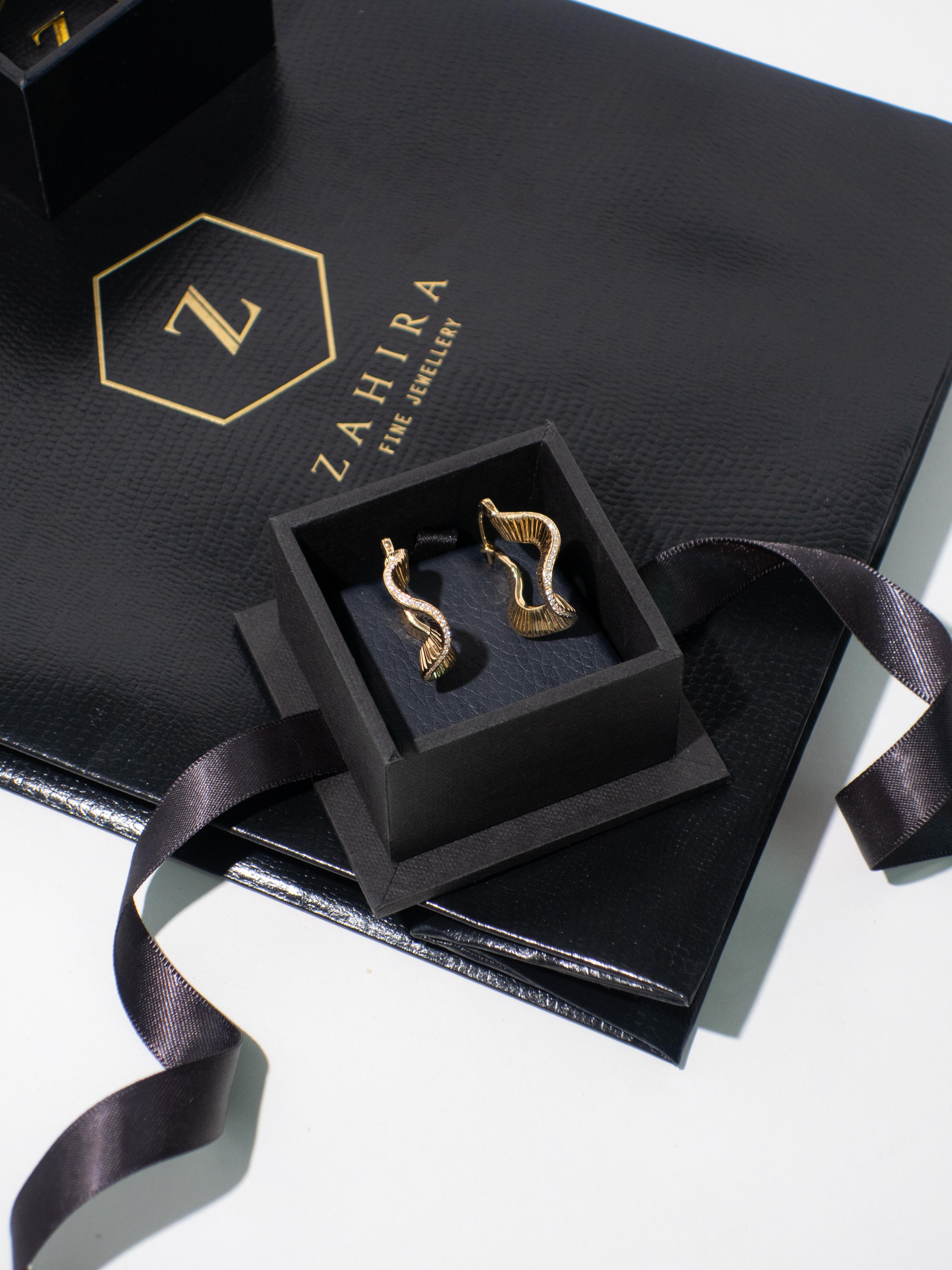 Pendientes Ondulados de Oro de 18k y Diamantes en venta 1