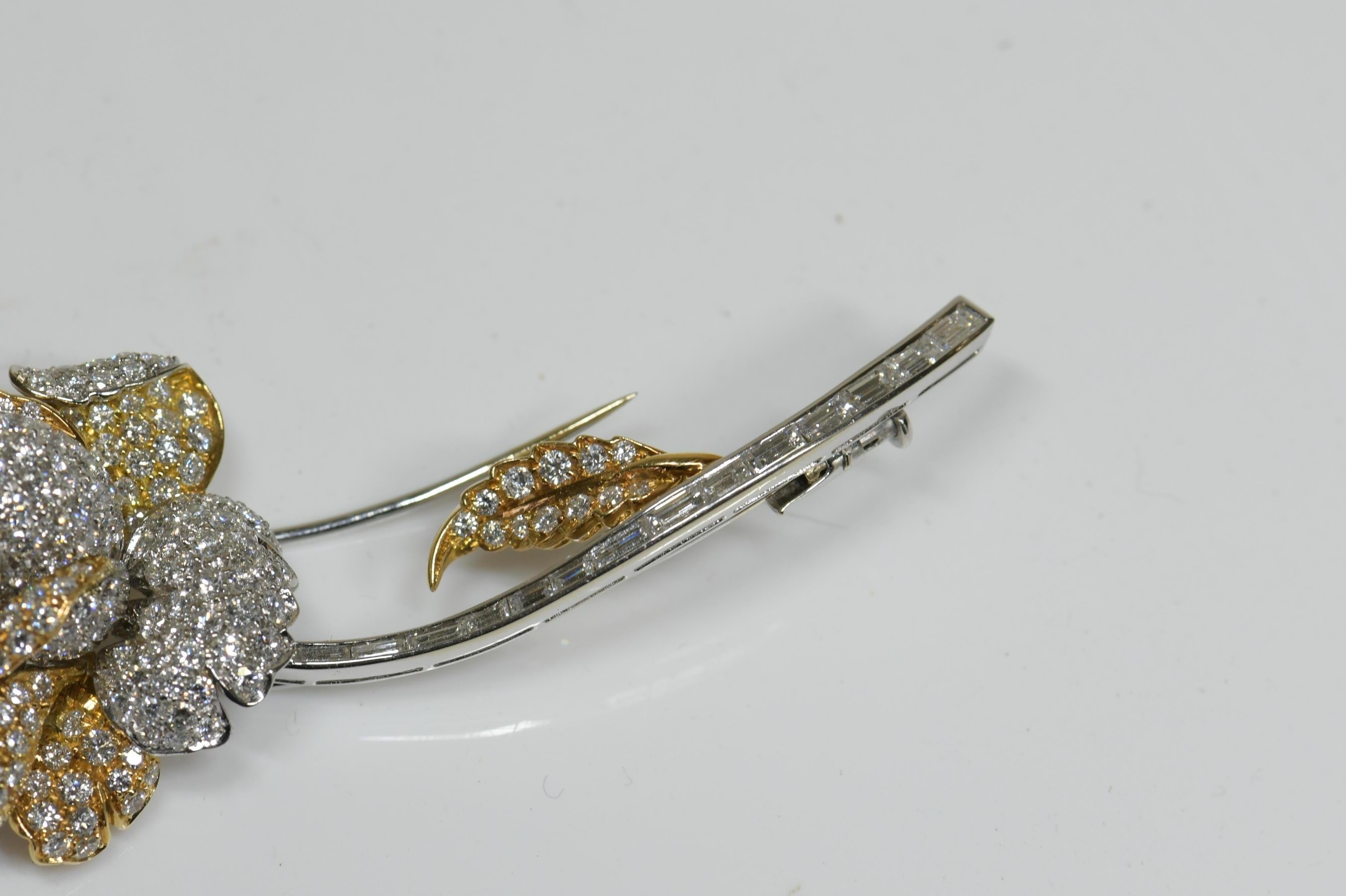 18K Gold Diamond Rose Flower Brooch In Excellent Condition For Sale In Banbury, GB