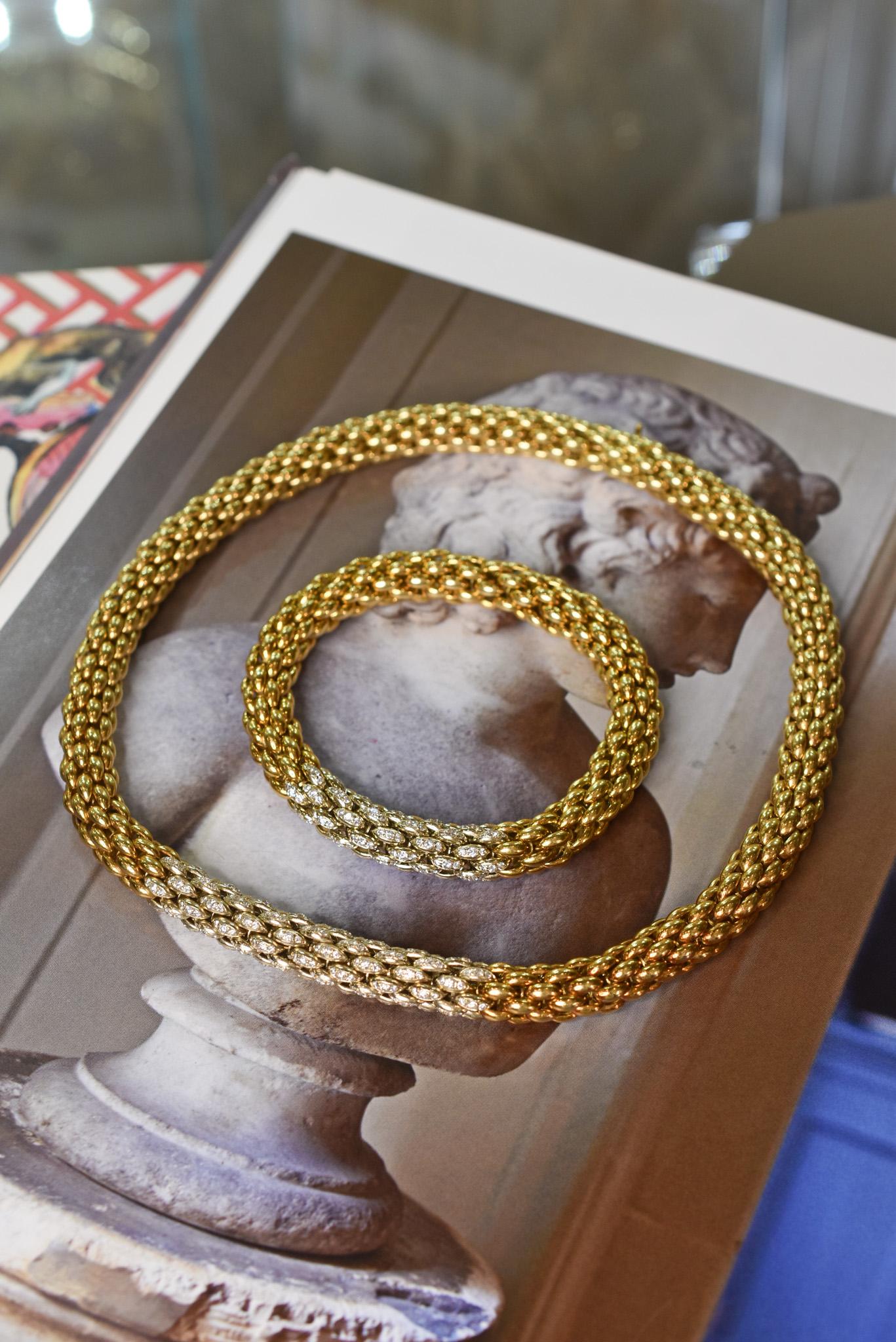 Collier et bracelet tubulaires en or jaune 18k avec des accents de diamants sur la partie centrale. Fabriqué en Italie, vers 1970.

Longueur du collier : 40 cm
Longueur du bracelet : 20 cm