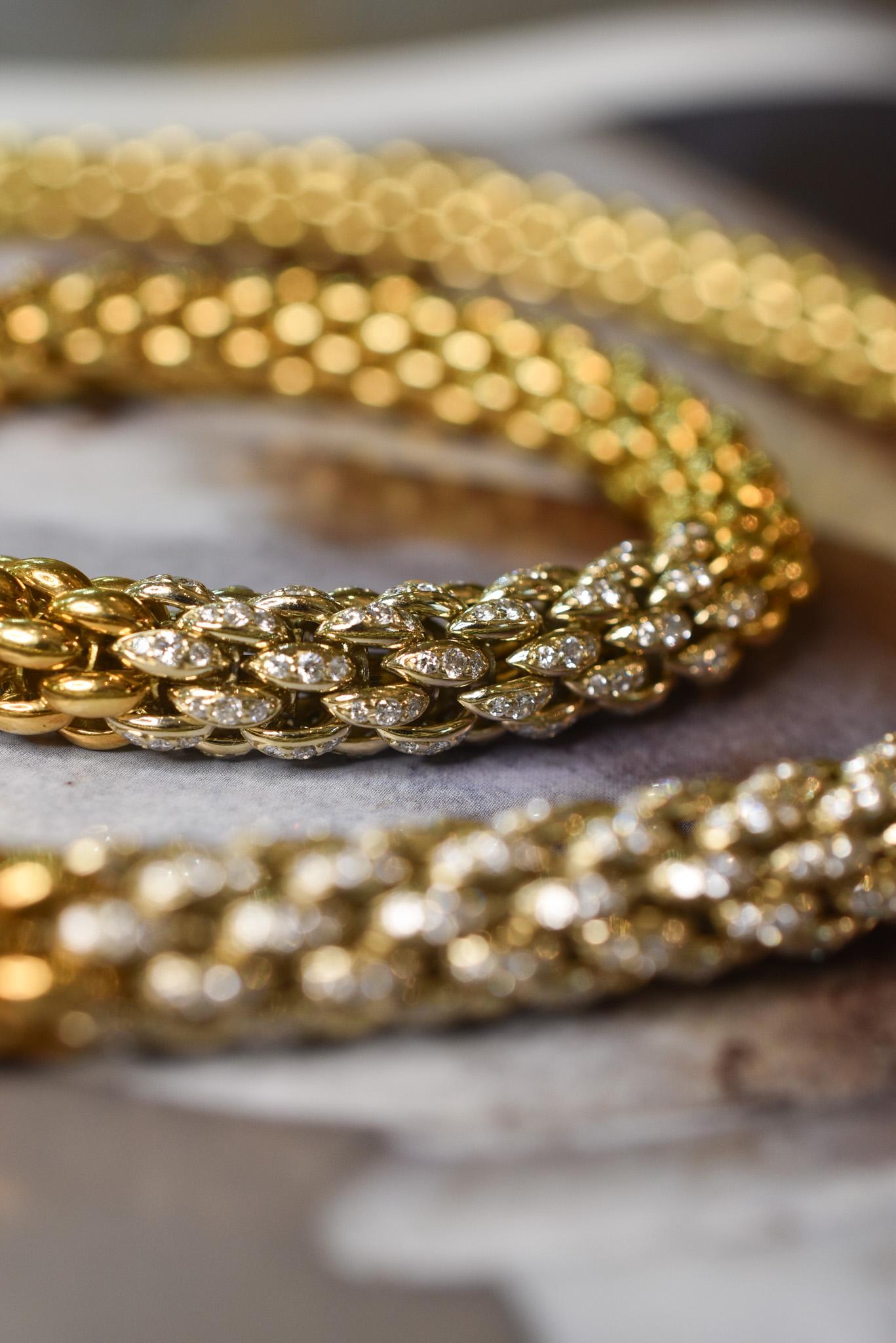 18k Gold and Diamond Tubular Necklace and Bracelet Set In Excellent Condition For Sale In New York, NY