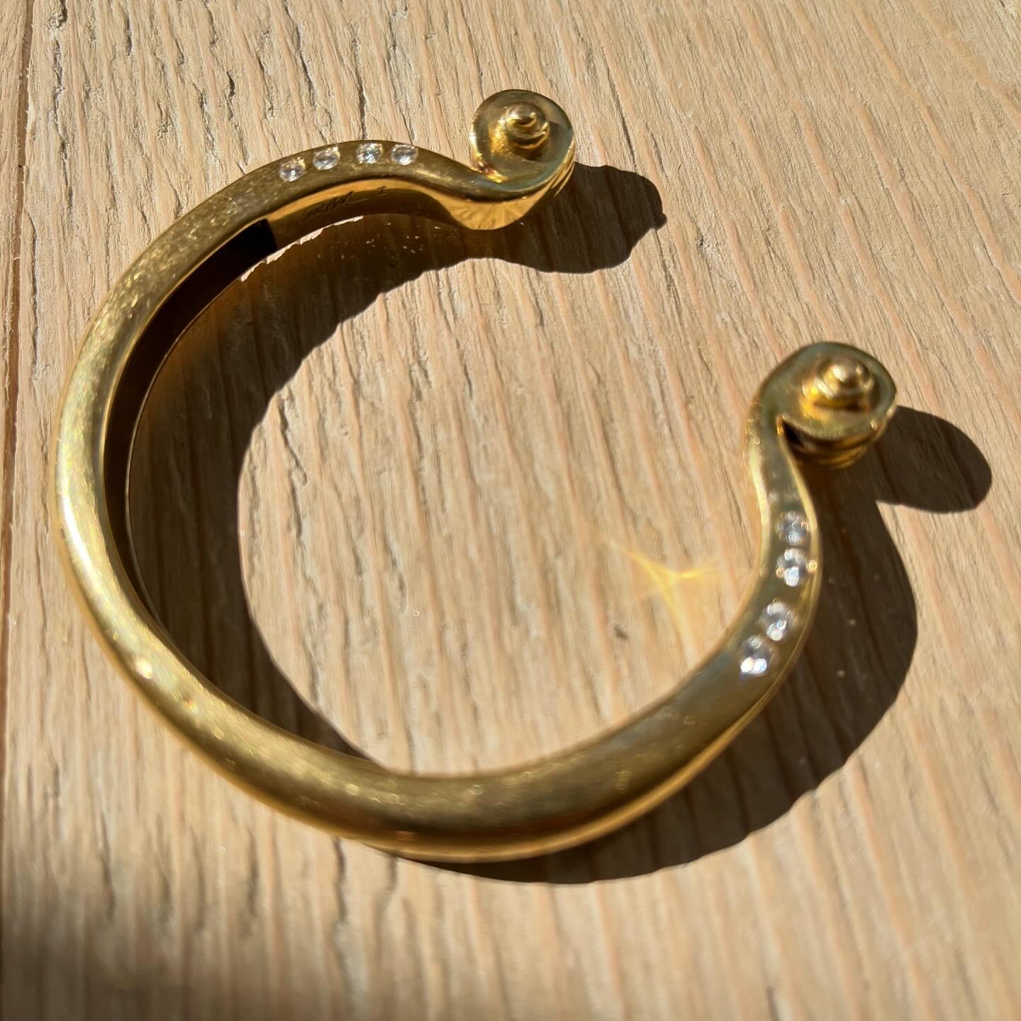 Bracciale Diapason in oro 18 carati con diamanti rotondi - Firmato Arman - Pezzo unico

L'artista Nouveau Réaliste Arman è stato uno degli artisti più prolifici della fine del XX secolo, producendo multipli in diversi media al fine di diffondere la