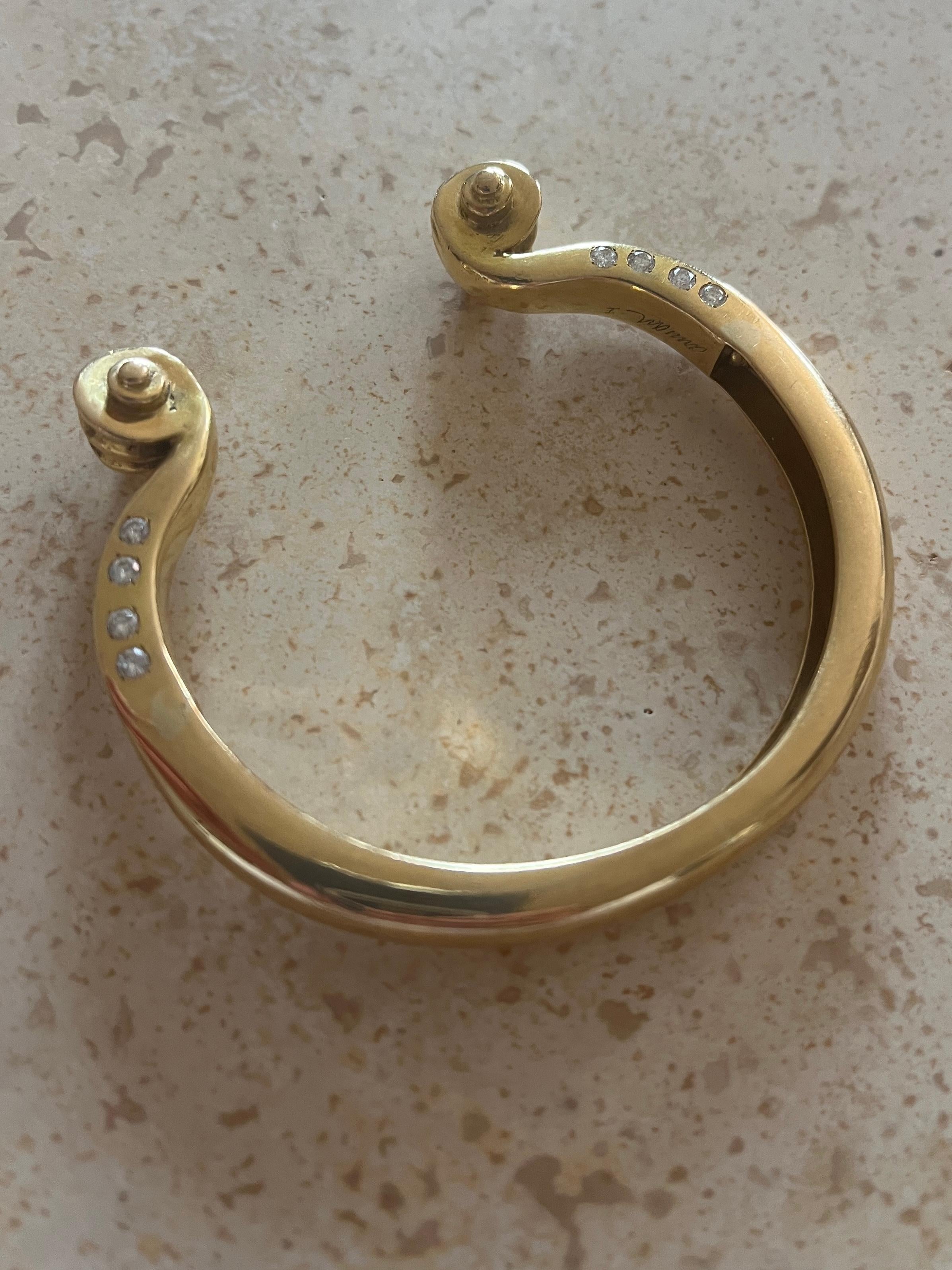 Bracciale Diapason in oro 18 carati con diamanti rotondi - Firmato Arman - Pezzo unico

L'artista Nouveau Réaliste Arman è stato uno degli artisti più prolifici della fine del XX secolo, producendo multipli in diversi media al fine di diffondere la