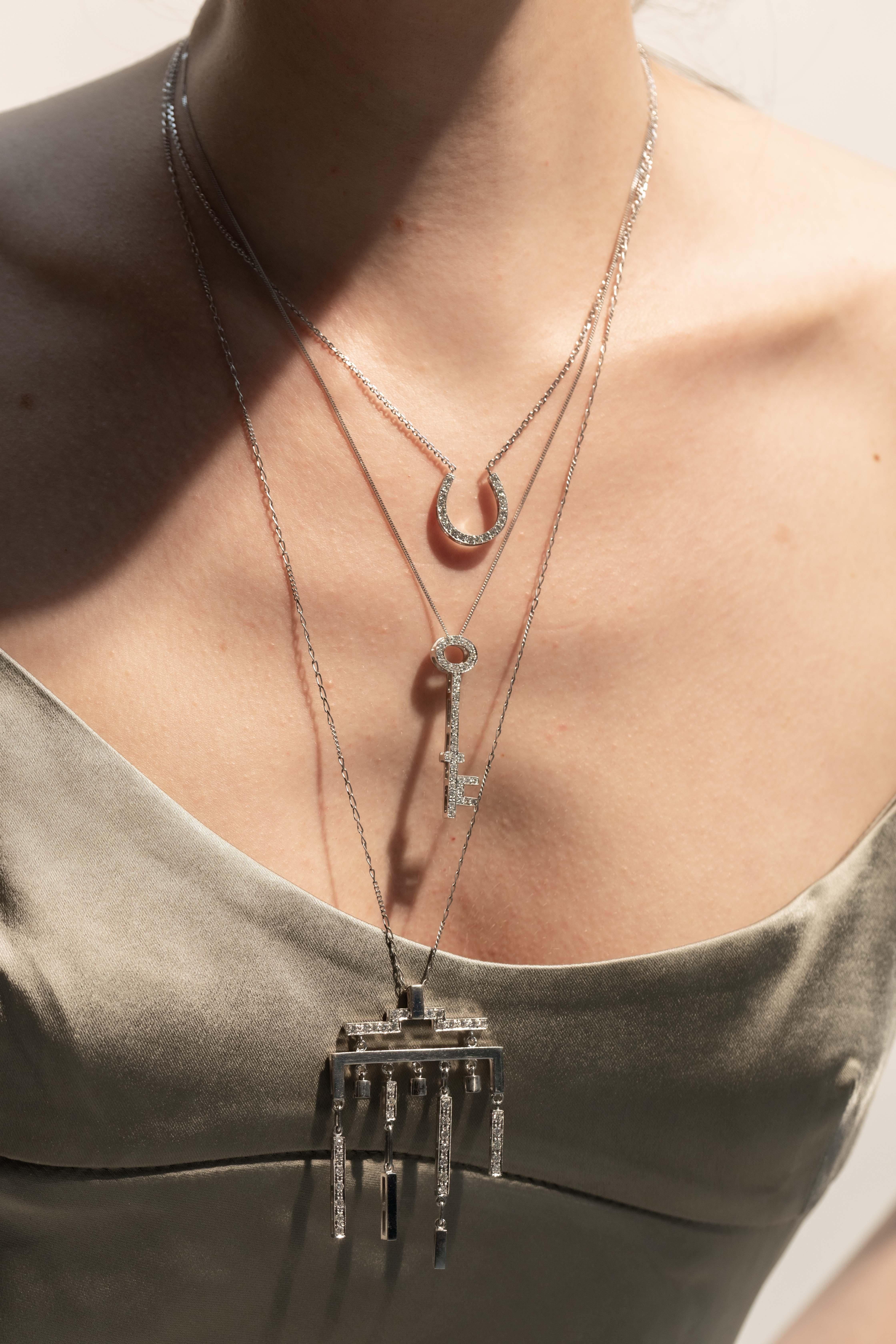  Un ciondolo che valorizza ogni look
Questo ciondolo di ottima fattura è perfetto per essere abbinato alle tue collane preferite, ma anche per essere indossato da solo. Il suo design unico lo contraddistingue: sottile, moderno ed elegante senza