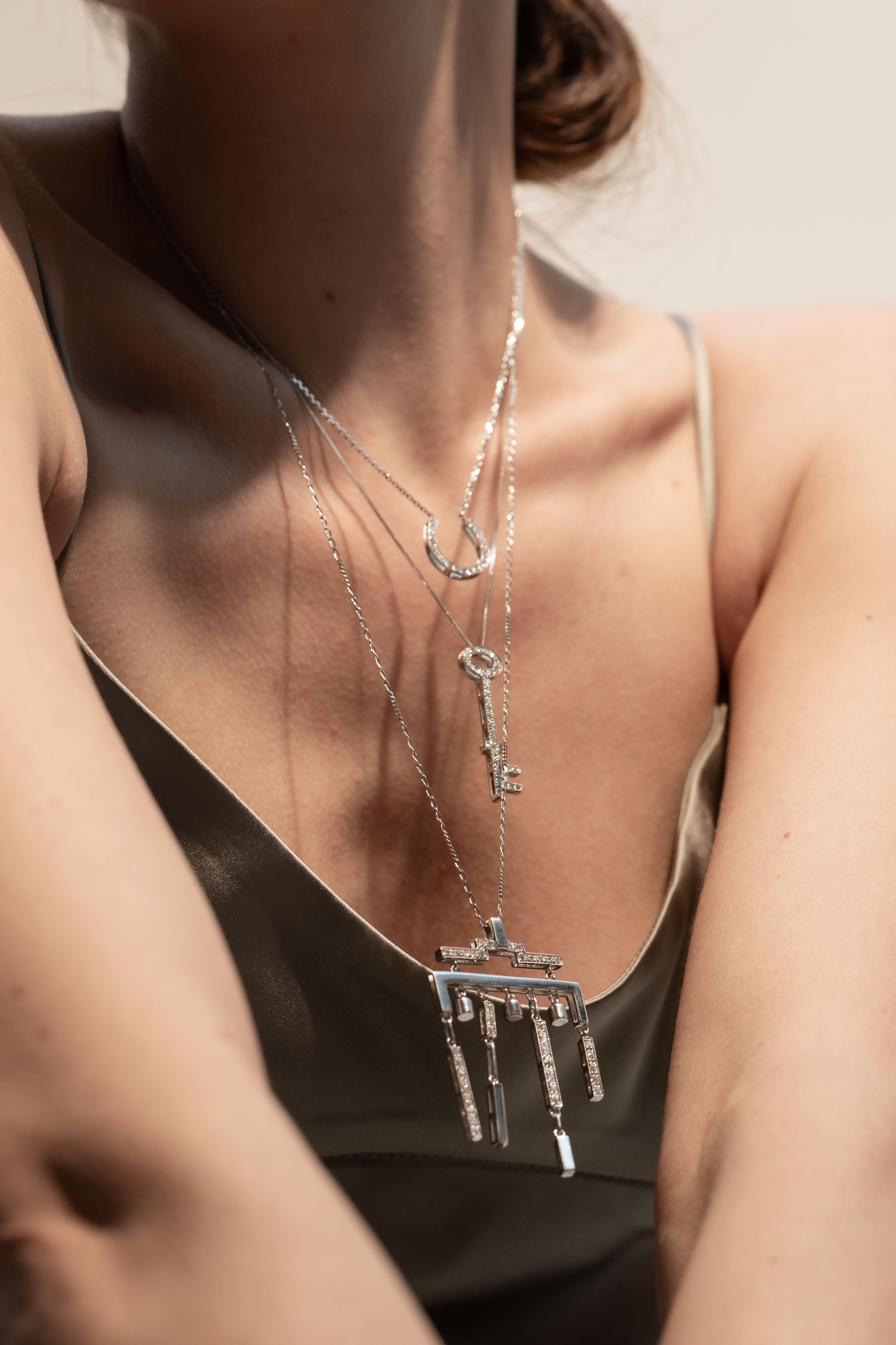 Collana con calzascarpe in oro 18k e diamanti in vendita 1