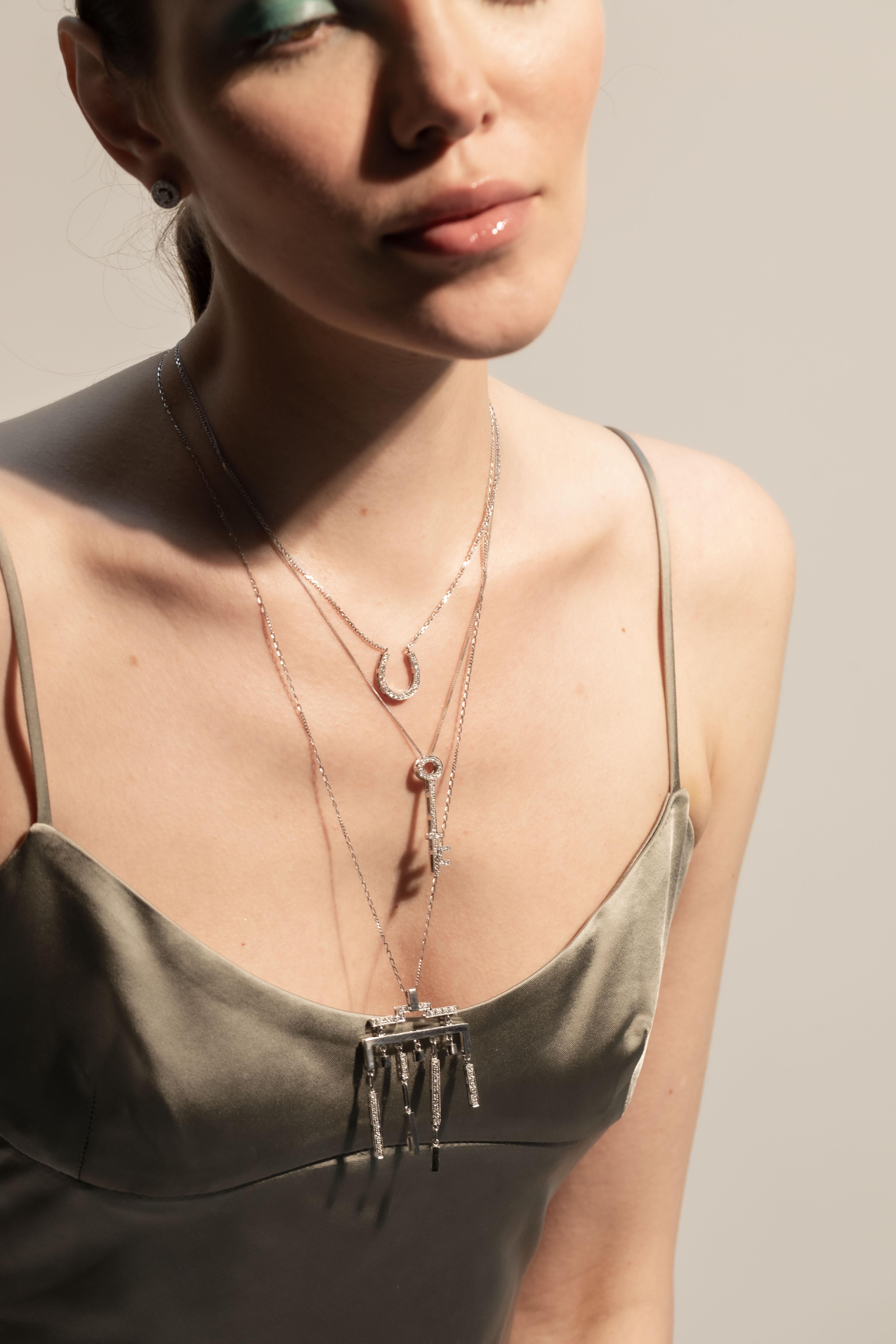 Collana con calzascarpe in oro 18k e diamanti in vendita 2