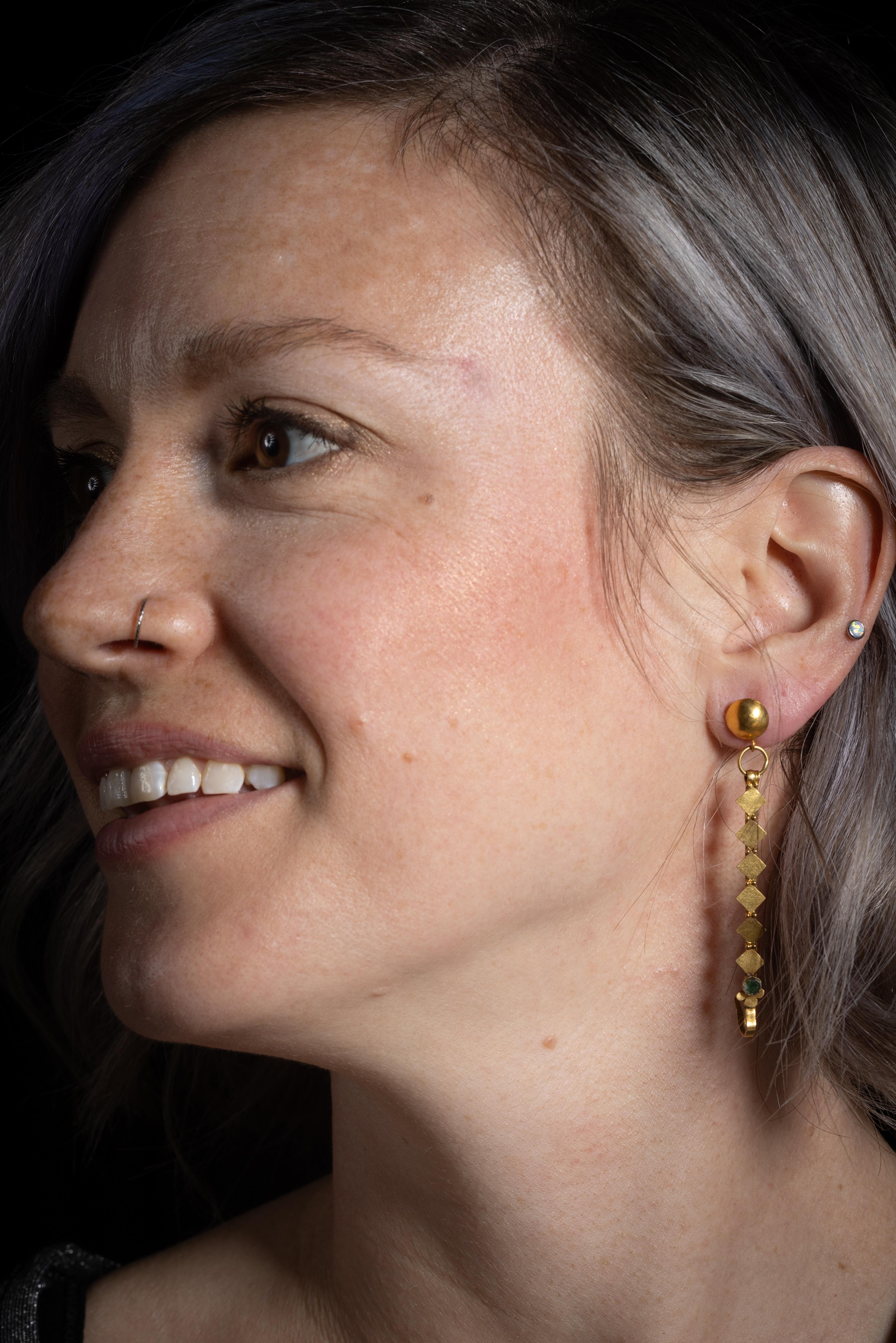 18K Gold and Emerald Dangle Earrings, Indian In Good Condition For Sale In Nantucket, MA