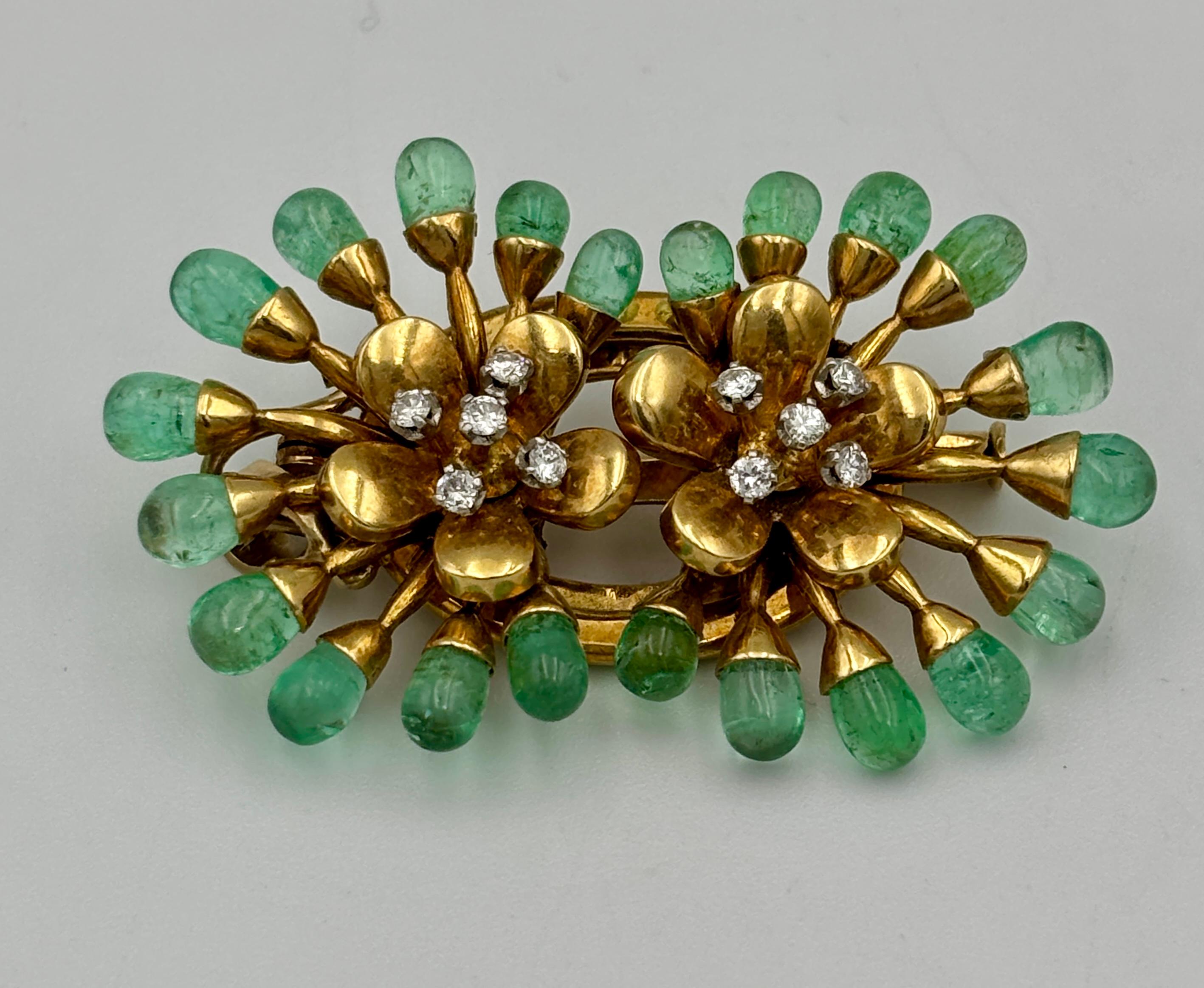 This delightful Lacloche brooch made of 18k gold and emeralds is adorned with 10 small round cut diamonds. It is engraved with the date 1919 and can be worn horizontally as a brooch or vertically as a pendant thanks to the loop attached to its back.