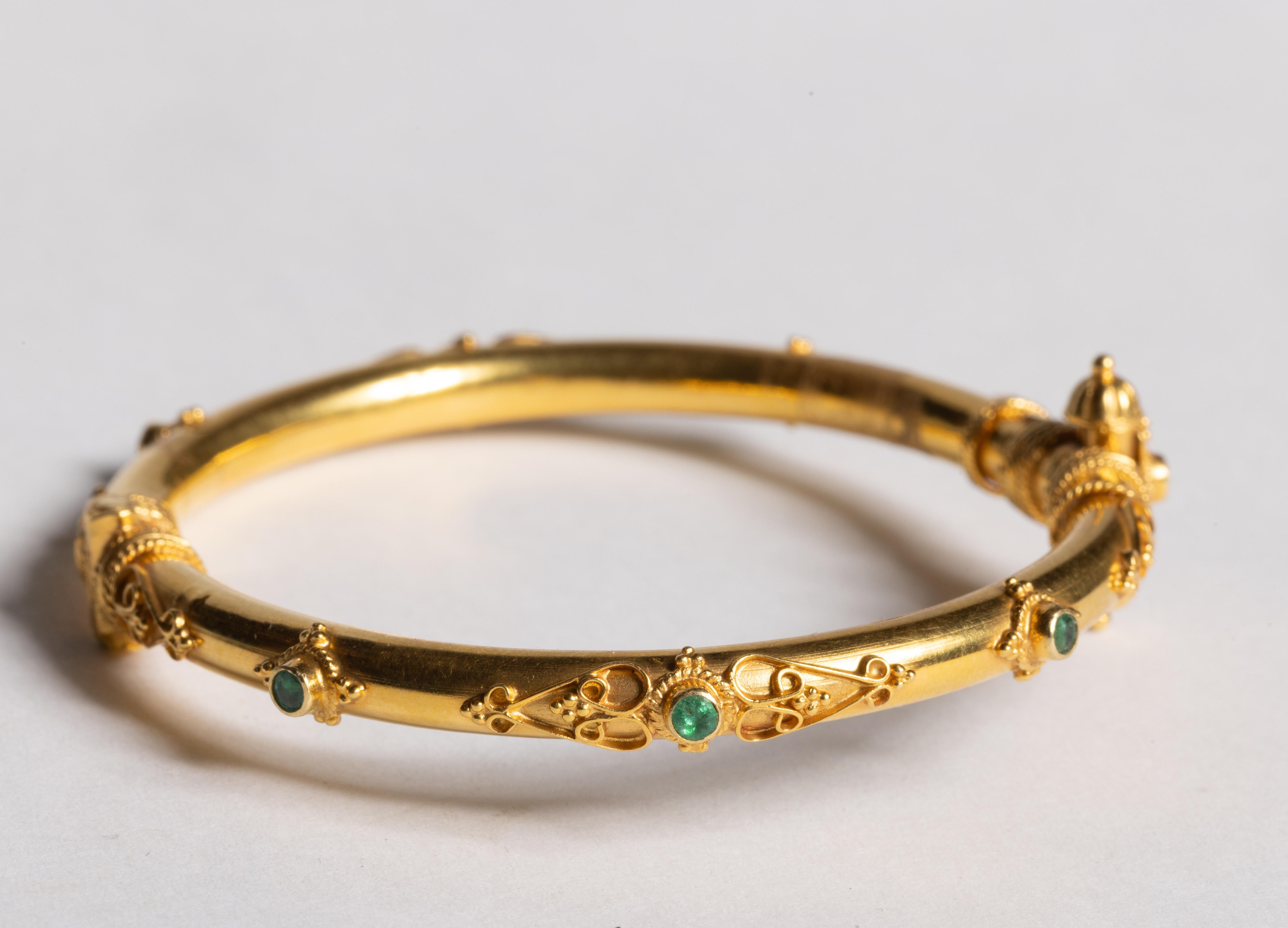 Taglio rotondo Bracciale indiano in oro 18K e smeraldo in vendita
