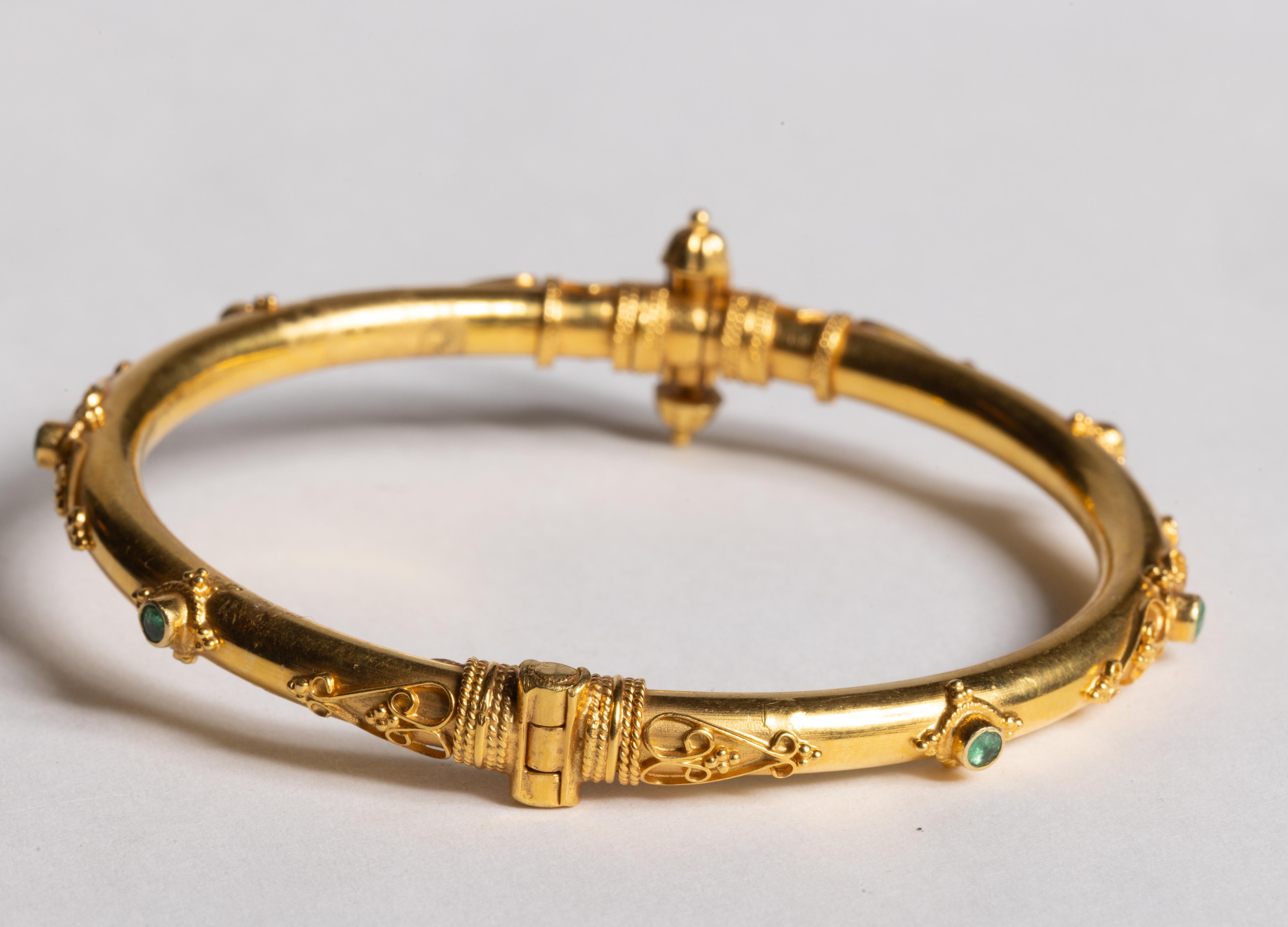 Bracciale indiano in oro 18K e smeraldo In condizioni ottime in vendita a Nantucket, MA
