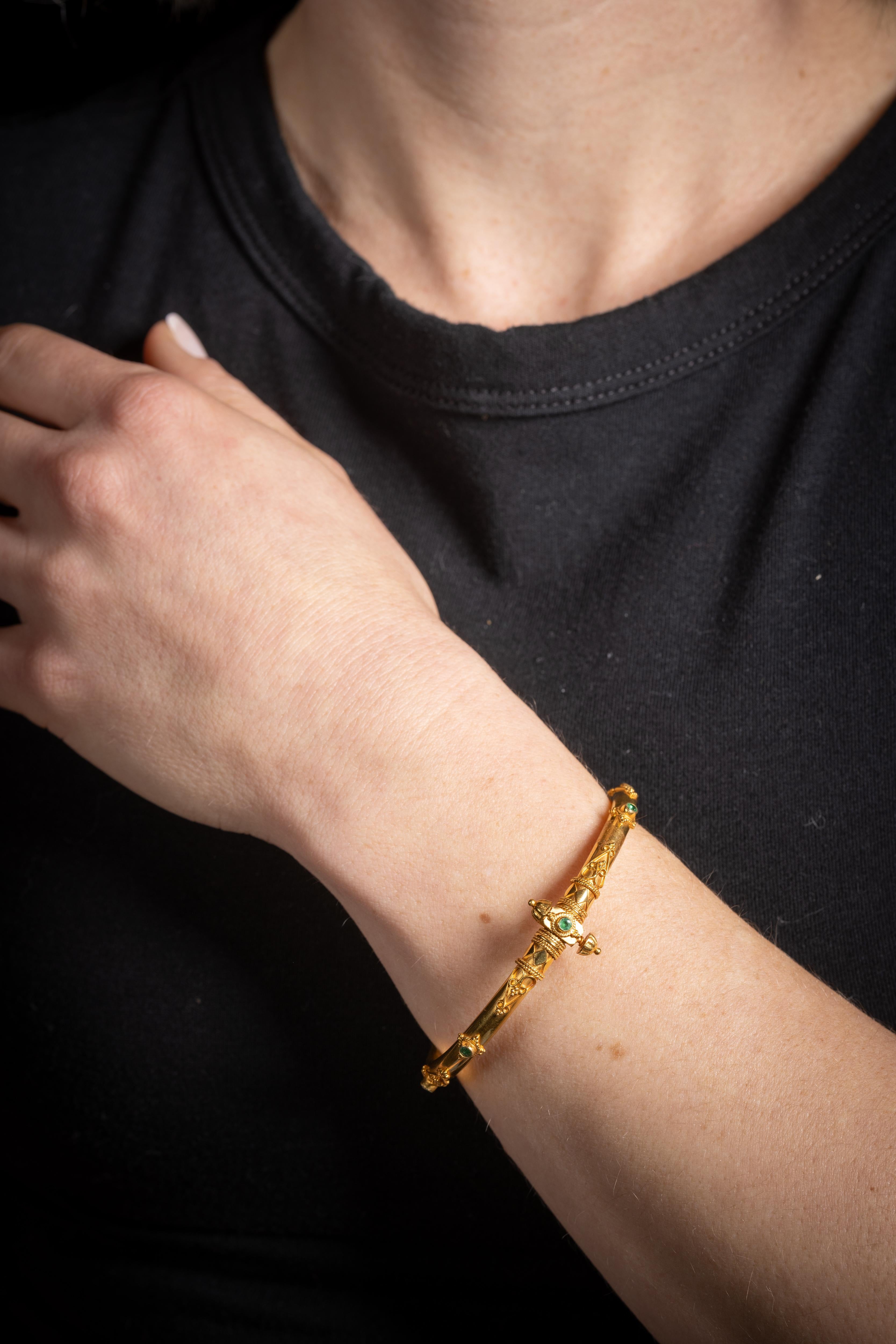 Bracciale indiano in oro 18K e smeraldo in vendita 1