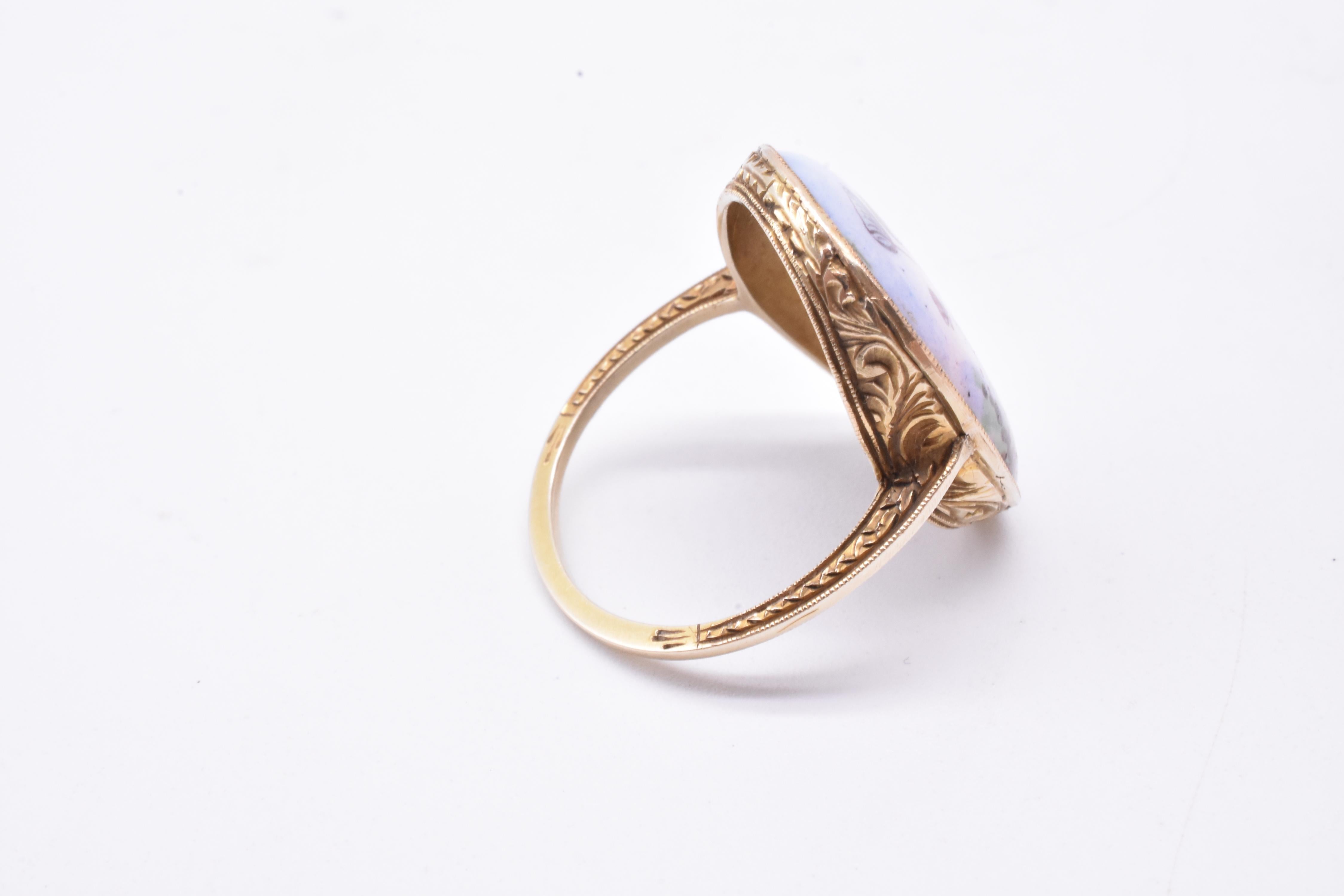 Anillo de esmalte maravillosamente pintado que representa el amor entre Cupido y Psique, símbolo universal del amor eterno. Los antiguos griegos consideraban la mariposa como un símbolo de la inmortalidad del alma. La pintura del anillo de esmalte