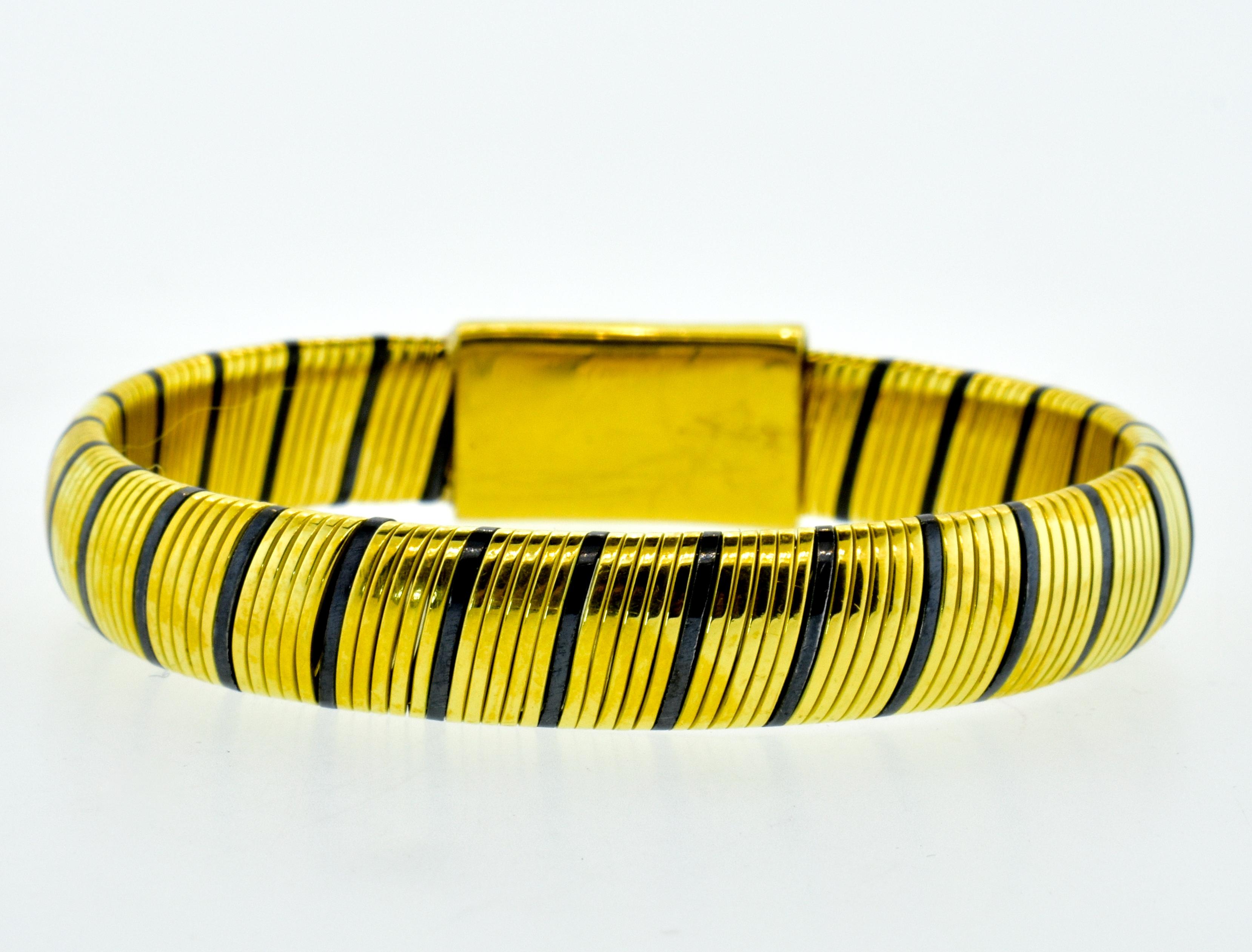 18 Karat Gold and Enamel Expandable Bangle Bracelet In Excellent Condition In Aspen, CO