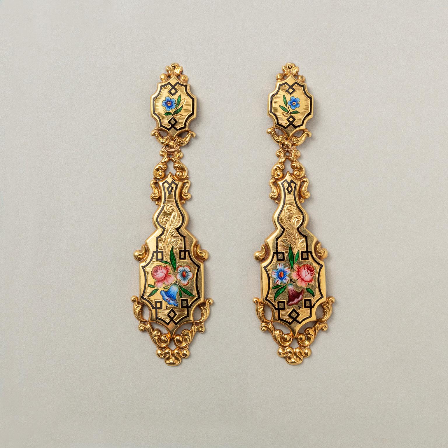 A pair of 18k gold and enamelled day-and-night earrings decorated with enamel flowers in pink, blue and purple enamel (roses, forget-me-not, campanula) and green leaves, around them a graceful black border, France, circa 1820).

weight: 6.4