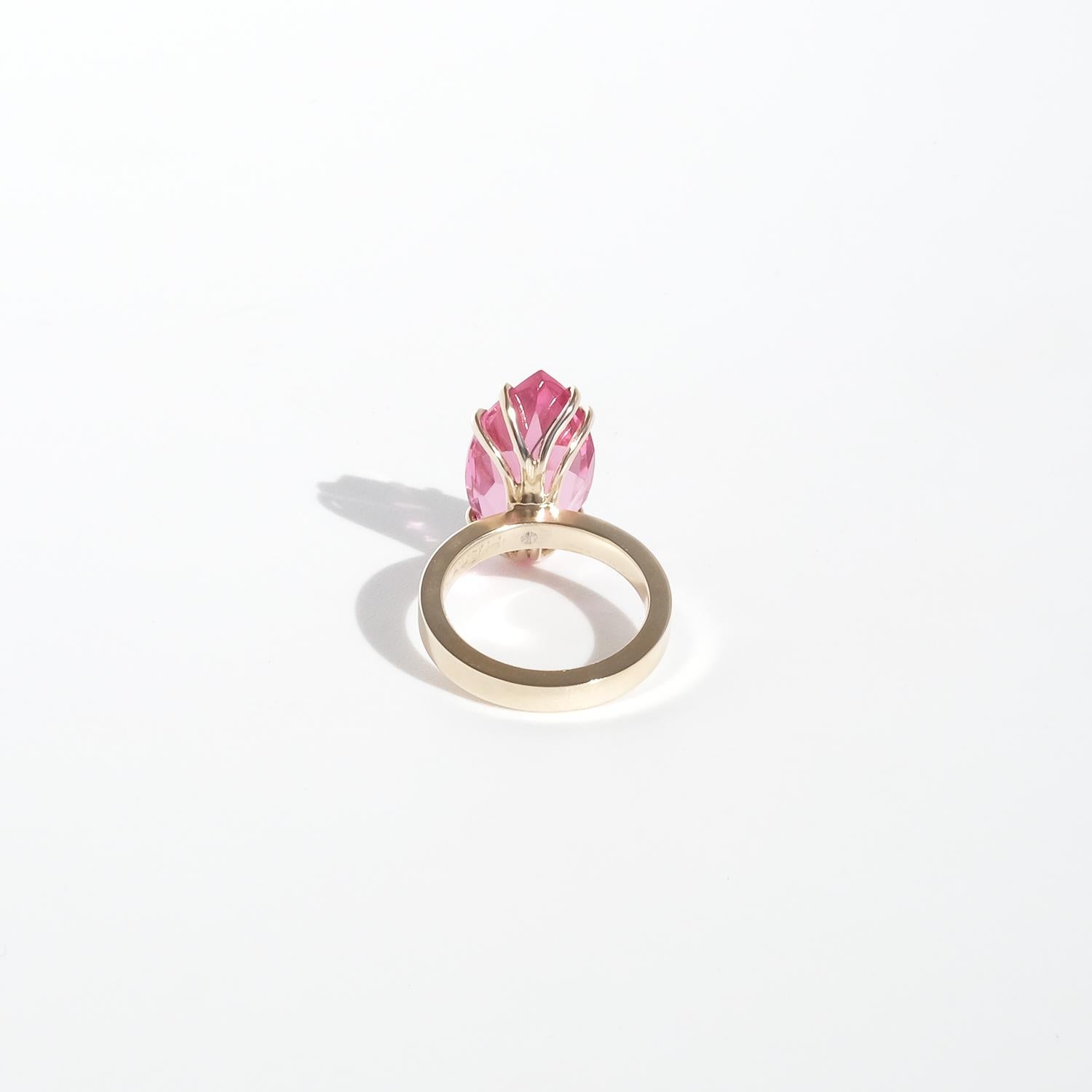 Anello in oro 18 carati e pietre di vetro di Max Hockum in vendita 1